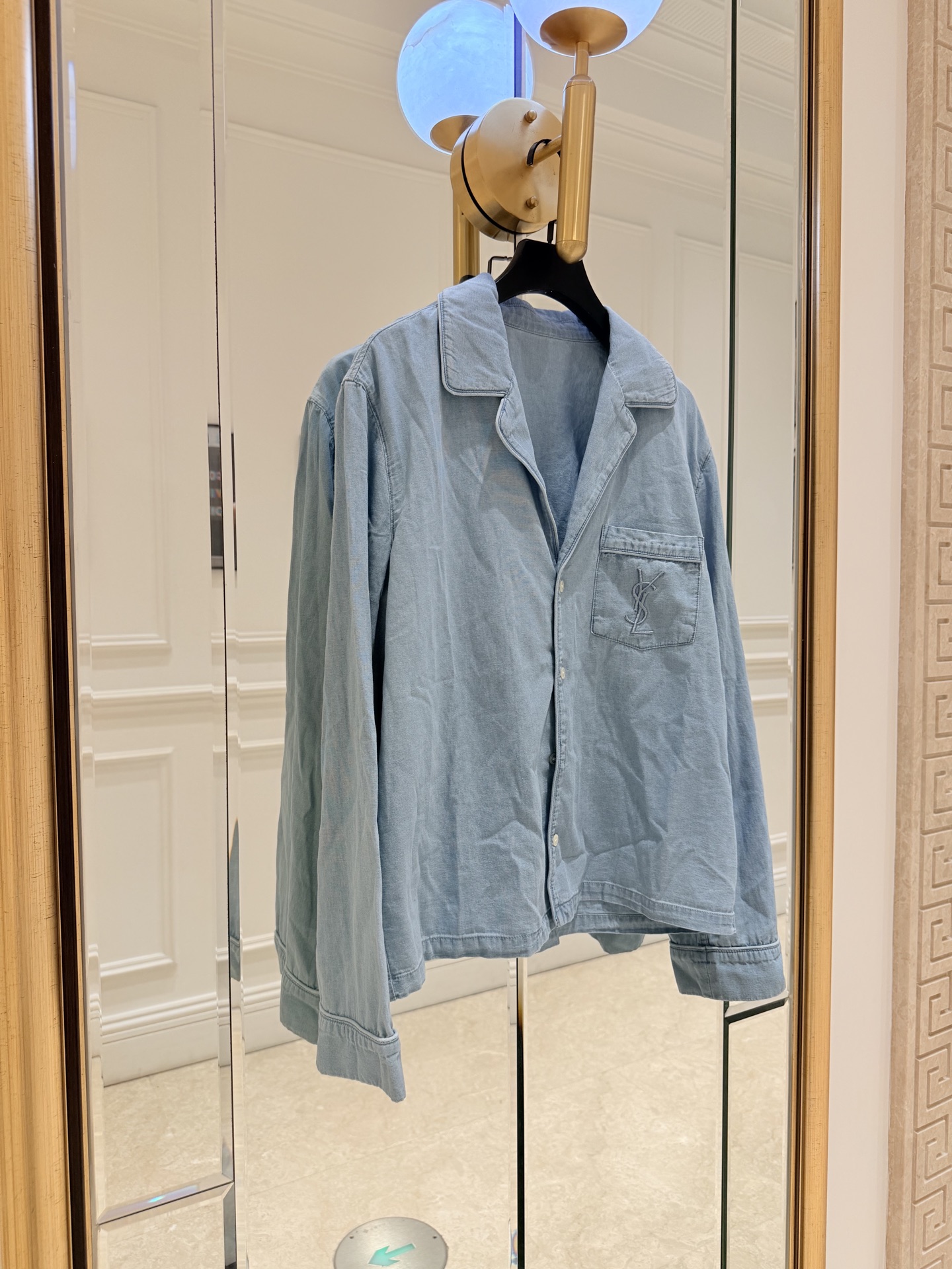NO:828389,YSL denim blue shirt. Light blue denim fabric + suit collar design, full French lazy atmosphere. The YSL embroidery on the chest is very recognizable, the details are exquisite, and the buttons are simple. The loose version is comfortable and fashionable. It can be worn alone or layered. It can be easily used in early spring, commuting, and leisure!  Pair it with off-white jeans or items of the same color for a refreshing and casual look, and you can easily get a sense of luxury. SML P, Saint Laurent-clothing, saint laurent, saint laurent, jeans, shirts, business suit,19860909YSL 牛仔蓝衬衫 浅蓝牛仔面料+西装领设计,法式慵懒氛围感满分.胸前YSL刺绣超有辨识度,细节精致,纽扣简约.宽松版型,舒适又时髦,单穿or叠搭都OK,早春、通勤、休闲都能轻松驾驭！搭配米白牛仔裤或同色系单品,清爽随性,轻松get高级感 SML Ｐ,圣罗兰-服装,saint laurent,saint laurent,jeans,shirts,business suit,,Women's clothing