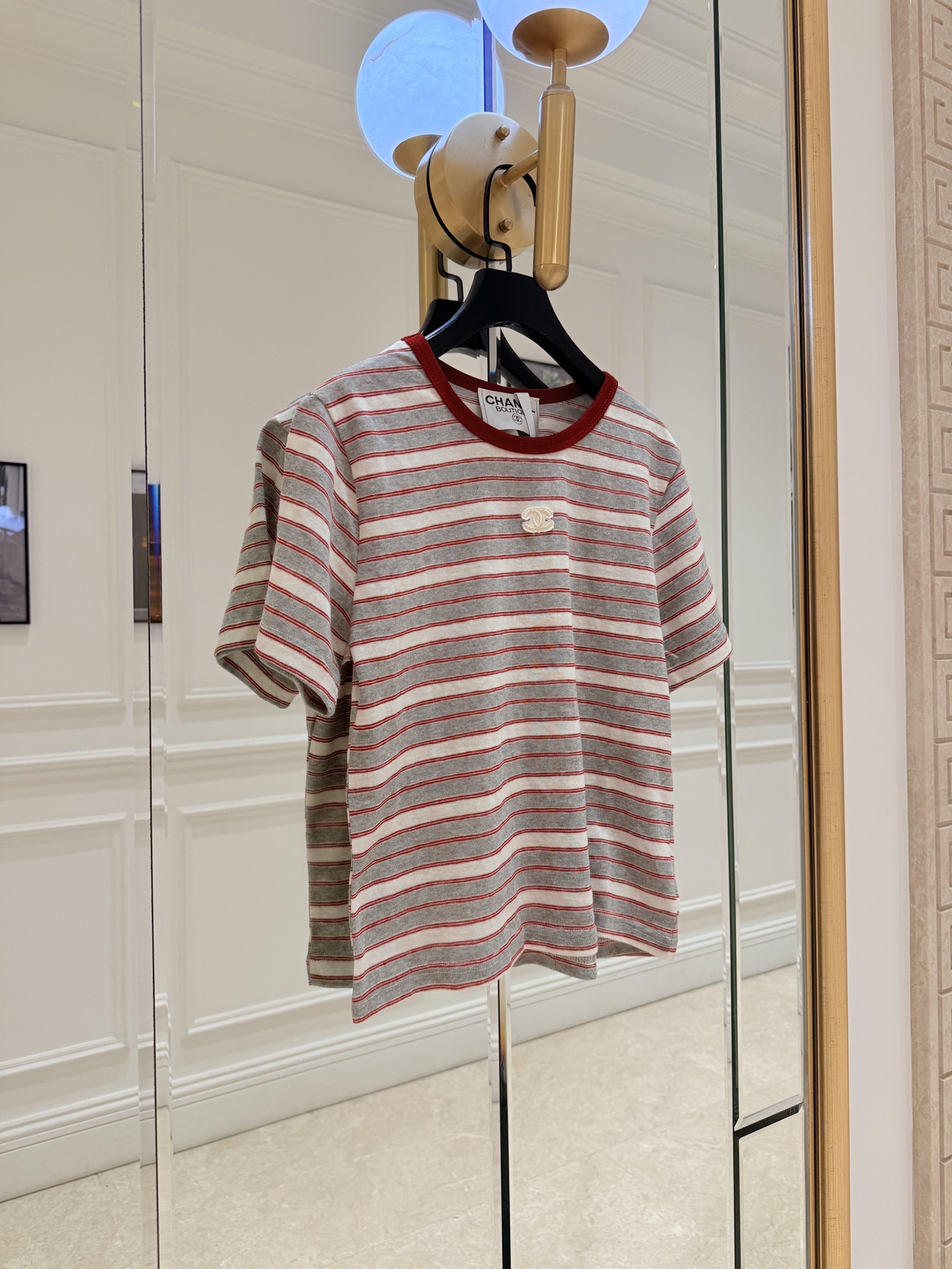 NO:873162,This striped round-neck T-shirt from cha* is made of grey, white and red colors. It is simple and has a sense of design. The cotton fabric is soft and breathable, making it super comfortable to wear in summer!  Loose fit + round neck design, casual and versatile, can be worn alone or layered, easy to match with jeans, shorts, etc., can hold SML for daily outings and commuting., Chanel - clothing, chanel, shorts, jeans, tees, t-shirt,19860909cha*这款条纹圆领T恤,灰、白、红三色拼接,简约又有设计感.棉质面料柔软透气,夏天穿超舒服！宽松版型+圆领设计,休闲百搭,单穿或内搭都OK,轻松搭配牛仔裤、短裤等,日常出街、通勤都能hold住 SML.,香奈儿-服装,chanel,shorts,jeans,tees，t-shirt,,Women's clothing