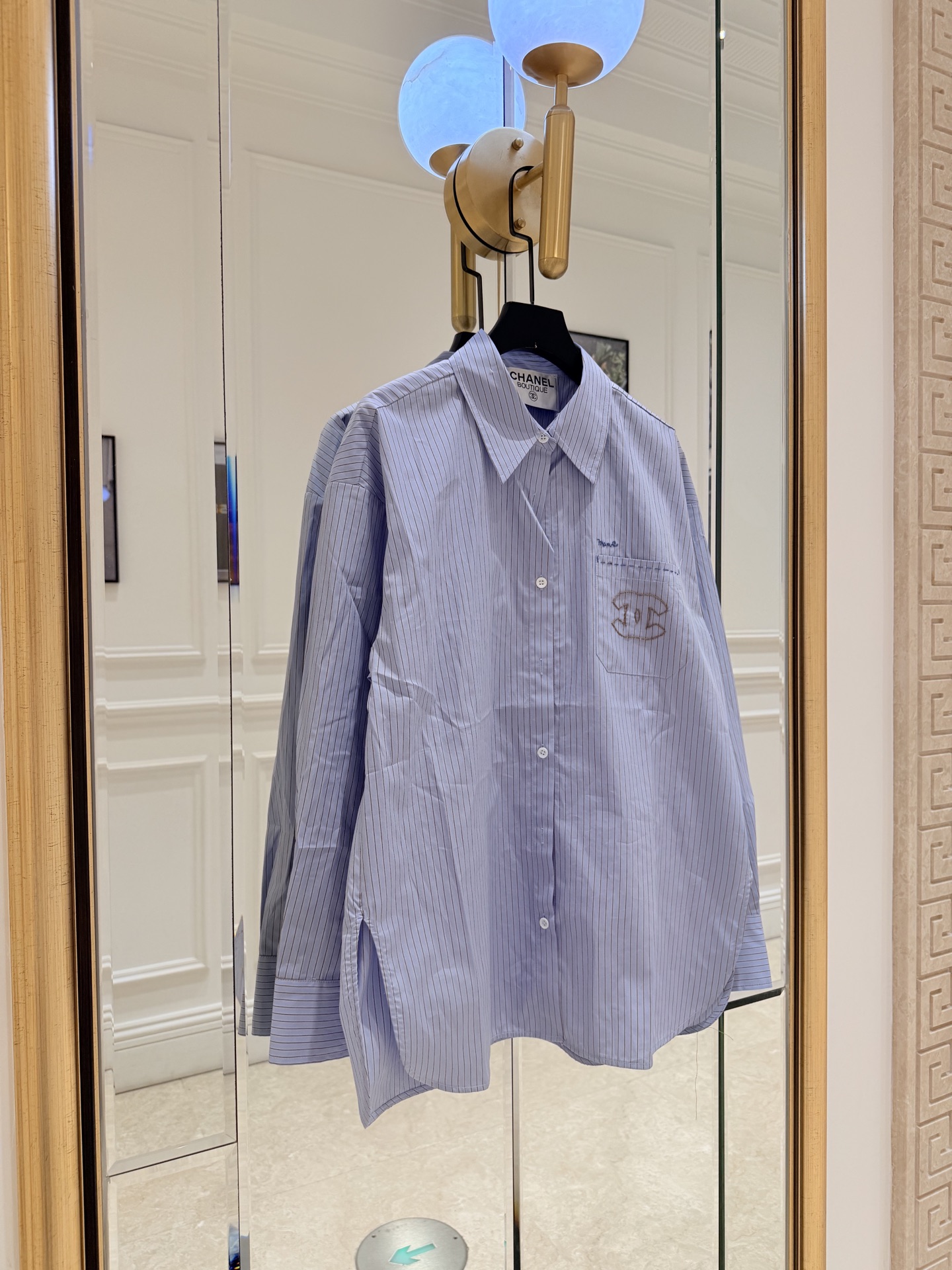NO:828447,cha* Chanel blue and white vertical striped shirt, classic lapel + loose fit, super recognizable double C embroidery on the chest. The cotton fabric is breathable and comfortable, just right for early autumn. The cuffs and hem have exquisite details, and they look great when worn alone or layered. They can be easily used for commuting and leisure, casual and high-end!  SML.,Chanel-clothing,chanel,shirts,19860909cha*香奈儿蓝白竖条纹衬衫,经典翻领+宽松版型,胸前双C刺绣超有辨识度.棉质面料透气舒适,早秋穿刚刚好.袖口和下摆细节精致,单穿or叠搭都很出彩,通勤休闲都能轻松驾驭,随性又高级！ SML.,香奈儿-服装,chanel,shirts,,Women's clothing