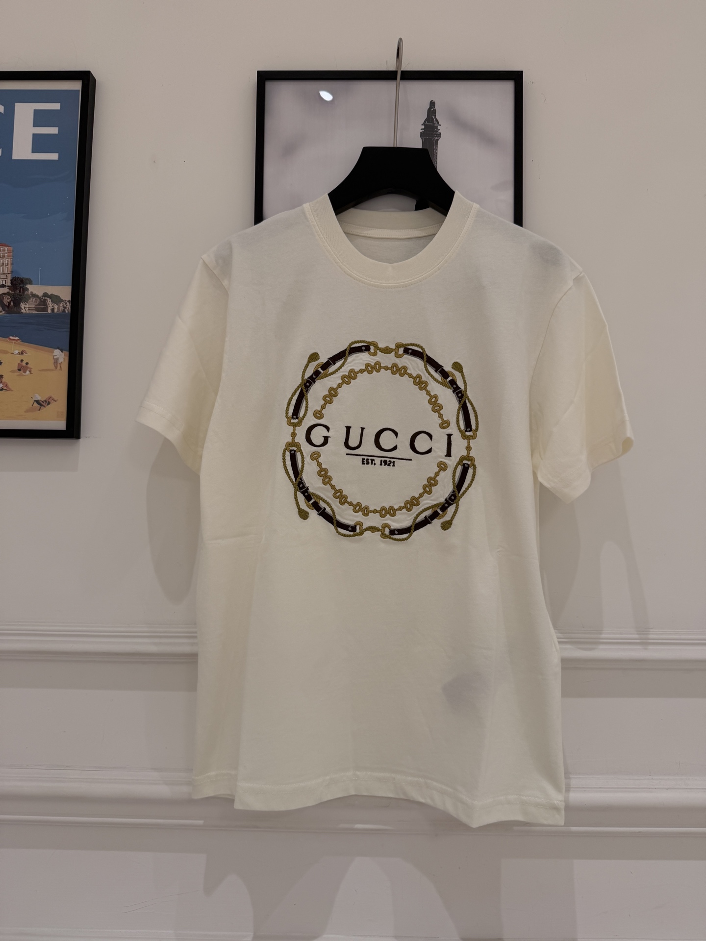 NO:828431,Gu* horsebit printed T-shirt. Classic white round neck design, pure cotton material, comfortable and breathable to wear. Horsebit chain printing on the chest + 'GUCCI EST.1921' words, retro and luxurious. Loose fit, same style for men and women, easy to control for daily commuting or leisure. It goes well with jeans and skirts. SML, Gucci-clothing, gucci, gucci, skirts, jeans, tees, t-shirt,19860909Gu*马衔扣印花T恤 经典白色圆领设计,纯棉材质,穿着舒适透气.胸前马衔扣链条印花+”GUCCI EST.1921“字样,复古又奢华.宽松版型,男女同款,日常通勤或休闲都能轻松驾驭.搭配牛仔裤,半裙都很出彩 SML,古驰-服装,gucci,gucci,skirts,jeans,tees，t-shirt,,Women's clothing
