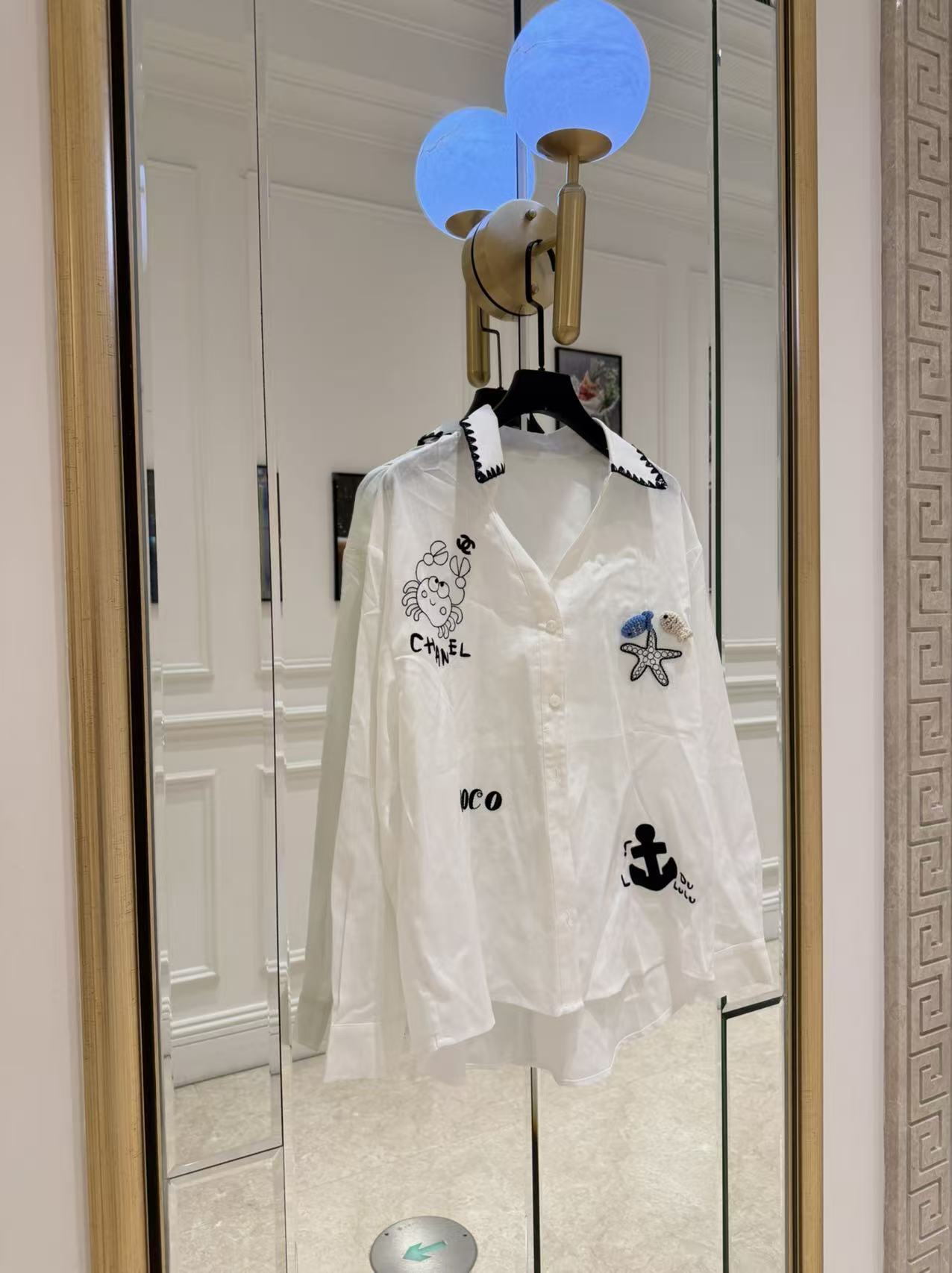 NO:786663,Cha* white linen embroidered shirt is light and breathable, super comfortable to wear in early summer!  The embroidered elements such as crabs, starfish, and anchors are super interesting, and the black and white contrasting collar design is very personal. The loose fit is OK to wear alone or layered, and can be easily used for commuting and leisure. It is a niche design item. Sisters who like unique styles should not miss it!  SML, Chanel-clothing,chanel,shirts,19860909Cha*白色亚麻刺绣衬衫 轻薄透气,初夏穿超舒服！螃蟹海星、船锚等刺绣元素超有趣,黑白撞色领口设计很有个性.宽松版型,单穿或叠搭都很OK,通勤休闲都能轻松驾驭,是小众设计感单品,喜欢独特风格的姐妹别错过啦！ SML,香奈儿-服装,chanel,shirts,,Women's clothing