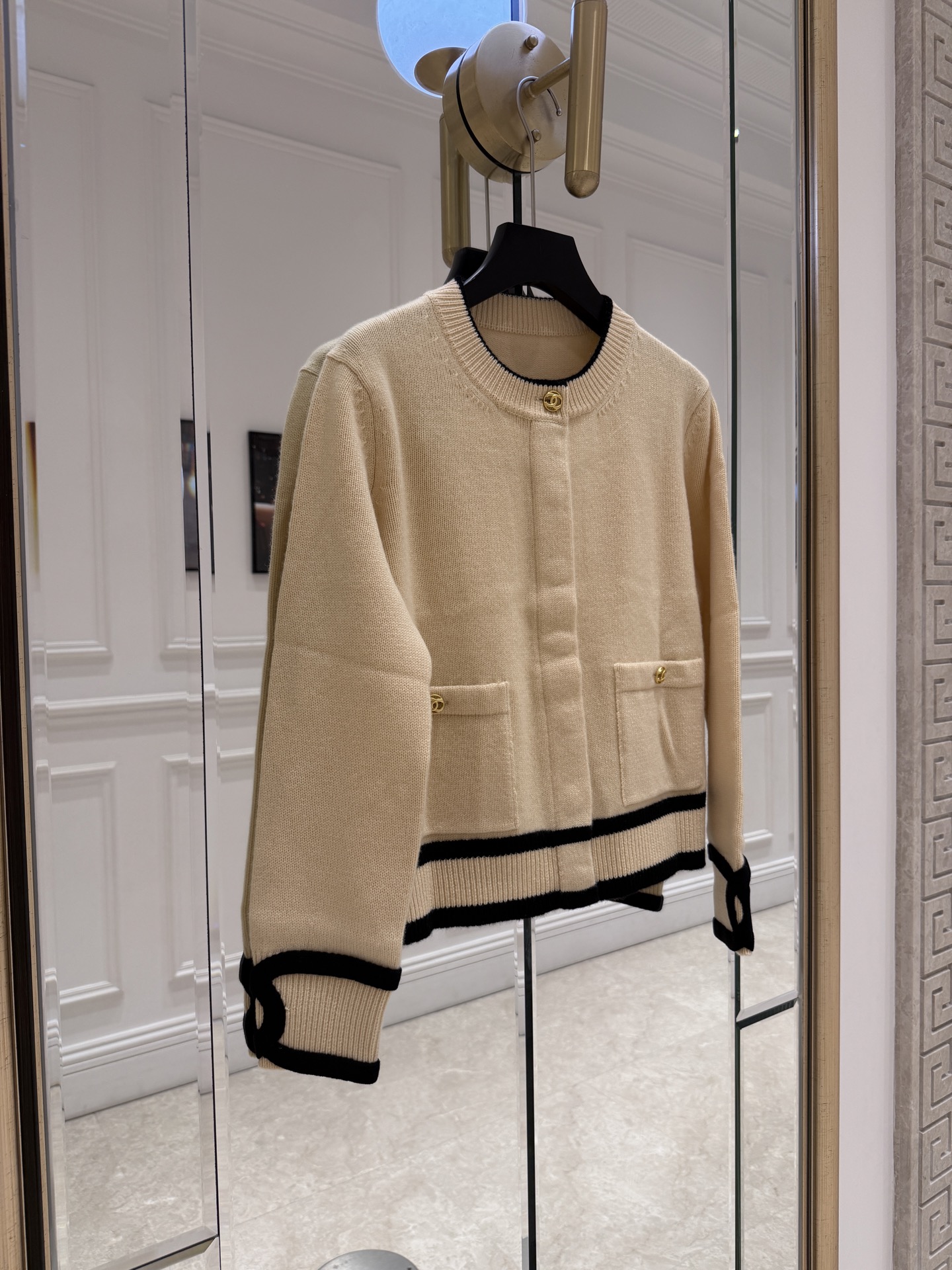 NO:948220,Cha* 26S cream yellow knitted cardigan Cream yellow knitted cardigan, soft knitted material, black piping design, classic and elegant. Double C Logo buttons + cuff details, perfect brand recognition!  The two pockets are practical and beautiful, and the creamy yellow color is soft and white, making it perfect for spring and summer wear. Whether worn with jeans or a skirt, you can easily switch between sweet and cool or elegant styles. The 26S series focuses on daily practicality and fashion. This cardigan is a popular item this season, a must-have for fashionistas!  SML.P,Chanel-clothing,chanel,skirts,jeans,19860909Cha* 26S奶油黄针织开衫 奶油黄针织开衫,柔软针织材质,黑色滚边设计,经典又优雅.双C Logo纽扣+袖口细节,品牌辨识度满分！两个口袋实用又美观,奶油黄温柔显白,春夏穿搭超适合～无论搭牛仔裤还是裙装,轻松切换甜酷or优雅风格.26S系列主打日常实用与时尚,这件开衫是本季热门单品,时髦精必入！ SML.P,香奈儿-服装,chanel,skirts,jeans,,Women's clothing