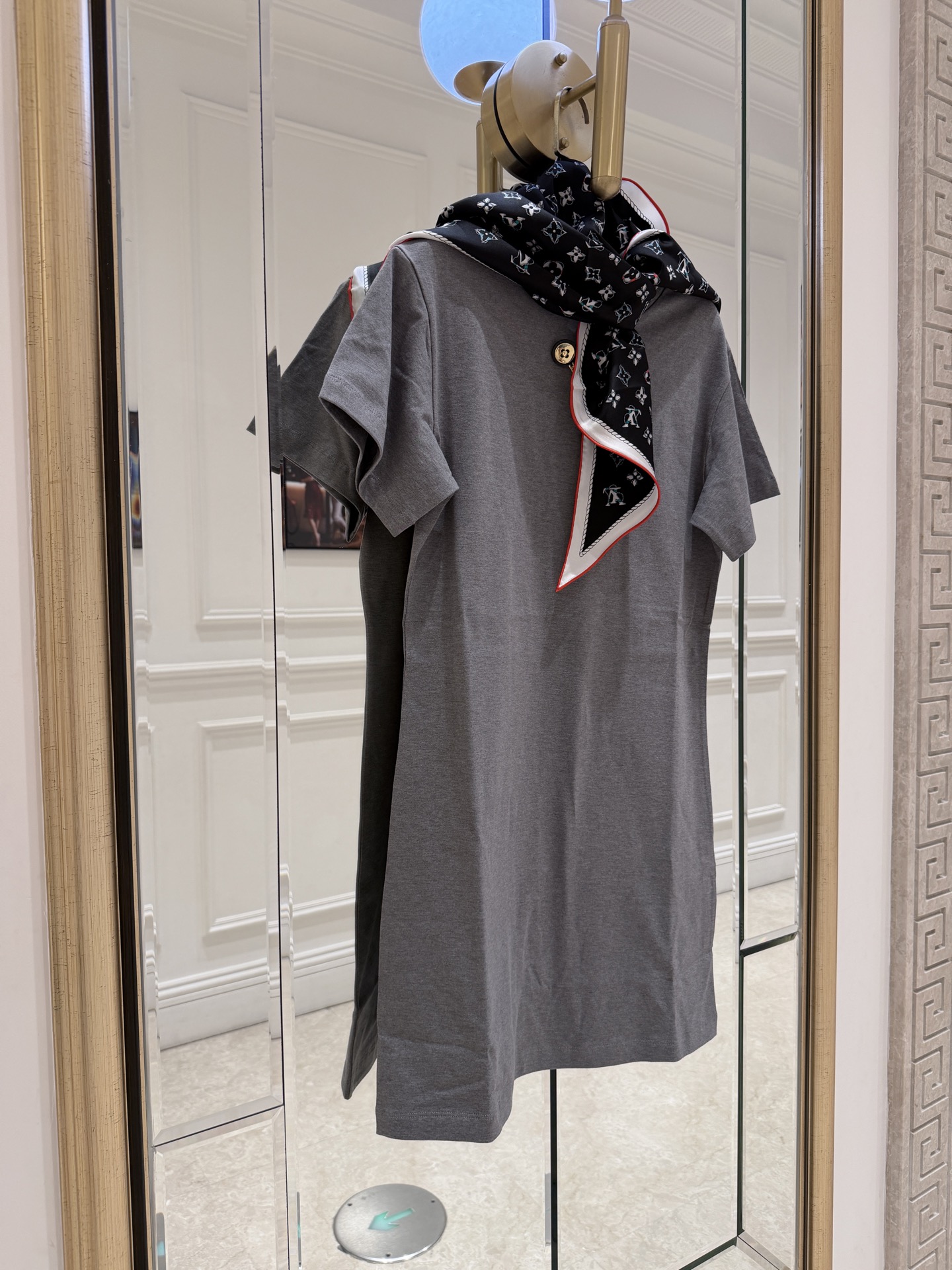 NO:901942,Lv* Nautical Series Gray Dress Nautical Series Gray Dress, made of soft cotton fabric, comfortable and breathable, perfect for summer!  Simple gray with Monogram silk scarf, black background with white lines + red edges, perfect French lazy atmosphere. The silk scarf is detachable and can be matched as you like, and can be easily controlled for commuting, dating, and traveling. The skirt is moderate in length, has a good drape, looks slim and elegant, and is a high-end item that is both practical and fashionable!  SML.P,Louis Vuitton-clothing,louis vuitton,louis vuitton,skirts,19860909Lv*航海系列灰色连衣裙 航海系列灰色连衣裙,柔软棉质面料,穿着舒适透气,夏天超适合！简约灰色搭配Monogram丝巾,黑底白纹+红边,法式慵懒氛围感满分.丝巾可拆卸,随心搭配,通勤、约会、出游都能轻松驾驭.裙长适中,垂坠感好,显瘦又优雅,是实用与时尚兼具的高端单品！ SML.P,路易威登-服装,louis vuitton,louis vuitton,skirts,,Women's clothing