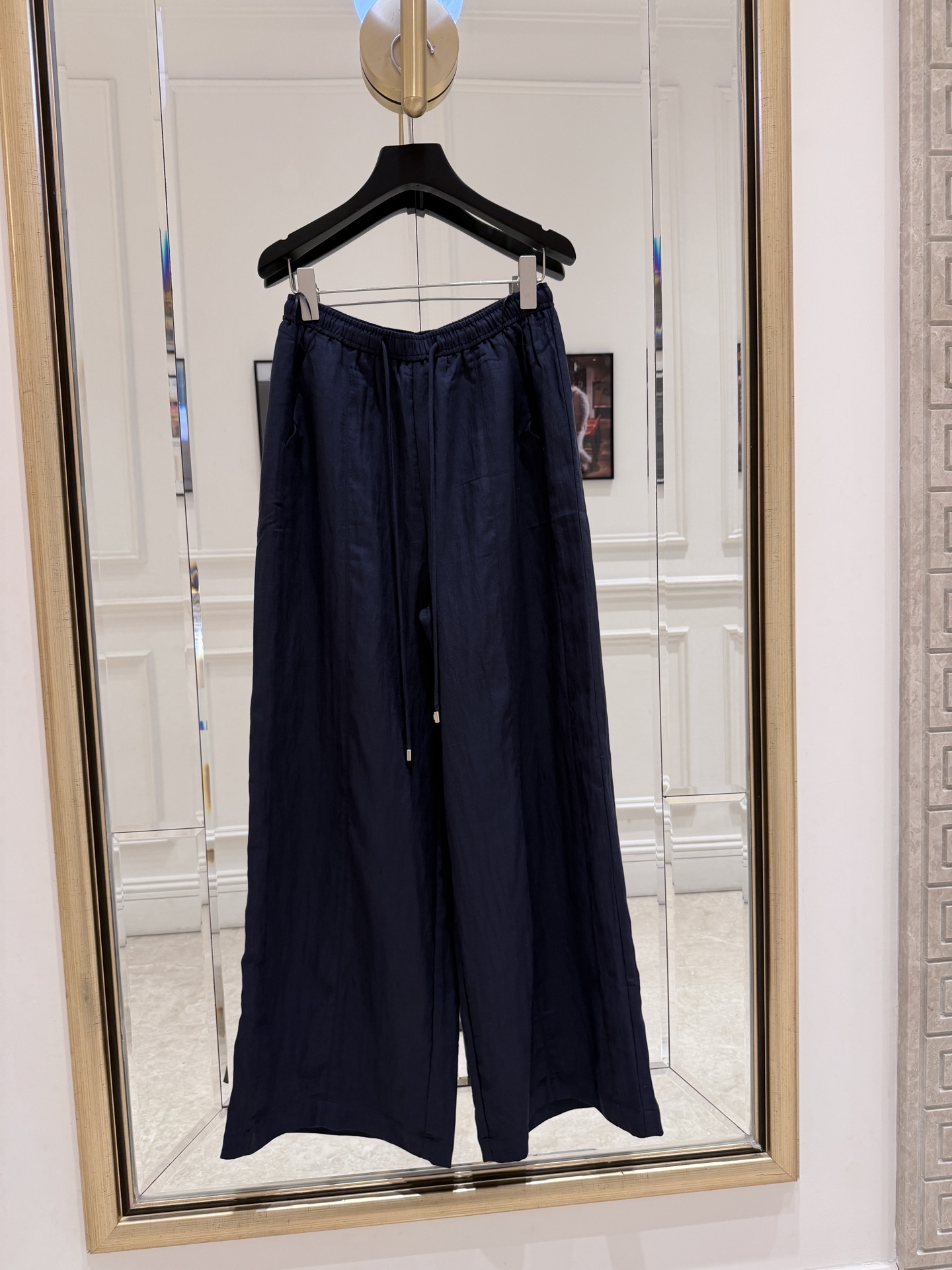 NO:856372,Cha* white embroidered pocket wide-leg pants. These white wide-leg pants are made of light and breathable fabric, super comfortable to wear in spring and summer! The design is full of 1+. The loose straight version makes you look slimmer and taller, super friendly to the figure, and can be easily managed by small people~ The pants are moderate in length and do not weigh down your height, so they are OK for daily casual, commuting and outdoor use! The white is opaque, practical and fashionable, paired with a simple top or sandals, you can easily get a refreshing style SML, Chanel - clothing, chanel, sandals,19860909Cha*白色刺绣口袋阔腿裤 这款白色阔腿裤采用轻薄透气面料,春夏穿超舒服!设计感满满1+.宽松直筒版型,显瘦显高,对身材超友好,小个子也能轻松驾驭~裤长适中,不压身高,日常休闲,通勤,户外都OK!白色不透,实用又时髦,搭配简约上衣或凉鞋,轻松get清爽穿搭风格 SML,香奈儿-服装,chanel,sandals,,Women's clothing