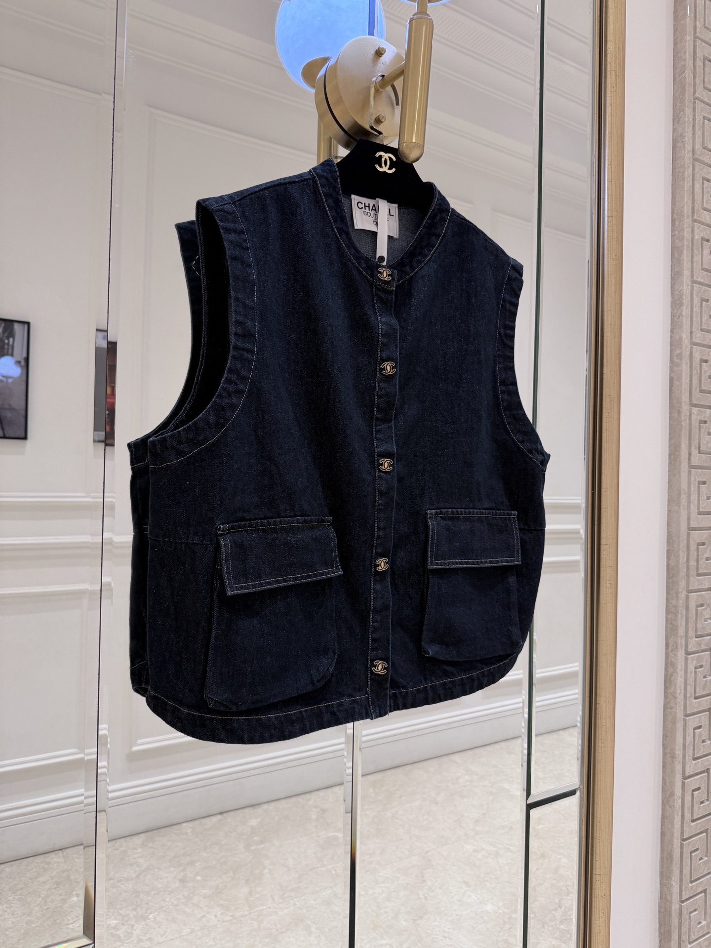 NO:901949,Cha* Denim Vest This dark blue denim vest has a round neck sleeveless design, front metal buttons and double flap pockets, which is simple, retro and practical. The denim is wear-resistant and breathable, making it perfect for layering in spring and autumn. Whether worn with a T-shirt, shirt or dress, you can easily switch between casual or commuting style. The L size is loose, comfortable and fashionable, and a must-have for daily outings!  SML.P, Chanel-clothing,chanel,skirts,shirts,tees,t-shirt,19860909Cha*牛仔马甲 这款深蓝色牛仔马甲,圆领无袖设计,正面金属纽扣+双翻盖口袋,简约复古又实用.牛仔布耐磨透气,春秋叠穿超合适,无论搭T恤、衬衫还是连衣裙,都能轻松切换休闲or通勤风.L码宽松版型,舒适又时髦,日常出街必备！ SML.P,香奈儿-服装,chanel,skirts,shirts,tees，t-shirt,,Women's clothing