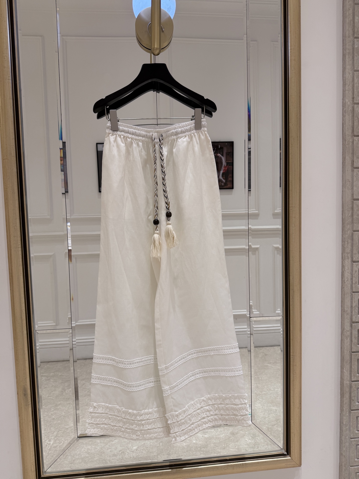 NO:898594,Cha* lace wide-leg pants made of cotton and linen blend, light and breathable, super comfortable to wear in summer! Elastic waist + tassel braided rope, easy to put on and take off and detailed. The lace and embroidery on the trouser legs are full of forest style literary style, which looks white and energetic. They are suitable for daily outings, outings, and checking in at cafes. Pair them with cotton and linen tops or sweaters, and you can easily get a Japanese atmosphere. SML., Chanel - Clothing, chanel,19860909Cha*花边阔腿裤 棉麻混纺材质,轻盈透气,夏天穿超舒服!松紧腰+流苏编织绳,穿脱方便又有细节感.裤脚花边和刺绣,森系文艺风满满, 显白又活力,日常出街,郊游,咖啡馆打卡都很适合~搭配棉麻上衣或针织衫,轻松get日系氛围感穿搭 SML.,香奈儿-服装,chanel,,Women's clothing