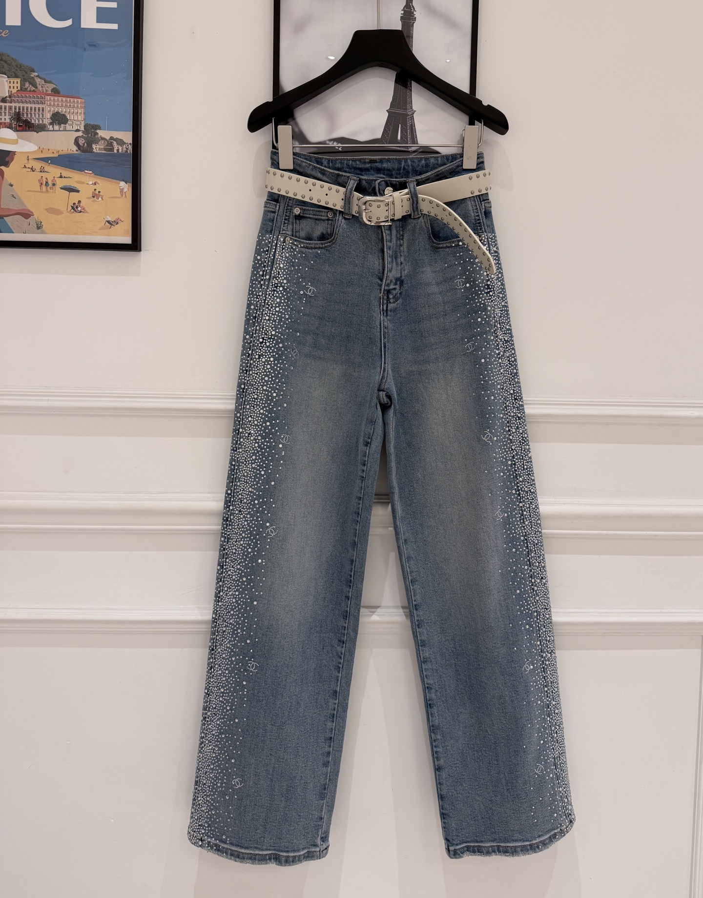 NO:898601,Cha* heavy-duty hot-drilled high-waisted jeans, blue washed denim + star-studded hot rhinestones, are super eye-catching! The high-waist cut raises the waistline, showing long legs, and is friendly to the pear-shaped figure. The narrow straight leg modifies the leg shape, making it slimmer and more comfortable. The rhinestones have been treated with high temperature and are not easy to fall off after machine washing, making daily wear stress-free. Paired with light-colored tops or simple accessories, you can easily create a fashionable and casual style, a must-have for spring and summer! SML., Chanel - Clothing, chanel, jeans,19860909Cha*重工烫钻高腰牛仔裤 蓝色水洗牛仔布+满天星烫钻,视觉超吸睛!高腰剪裁拉高腰线,显腿长,梨形身材友好,窄版直筒修饰腿型,显瘦又舒适.烫钻经过高温处理,机洗不易脱落,日常穿搭无压力.搭配浅色上衣或简约配饰,轻松打造时尚休闲风,春夏出街必备! SML.,香奈儿-服装,chanel,jeans,,Women's clothing