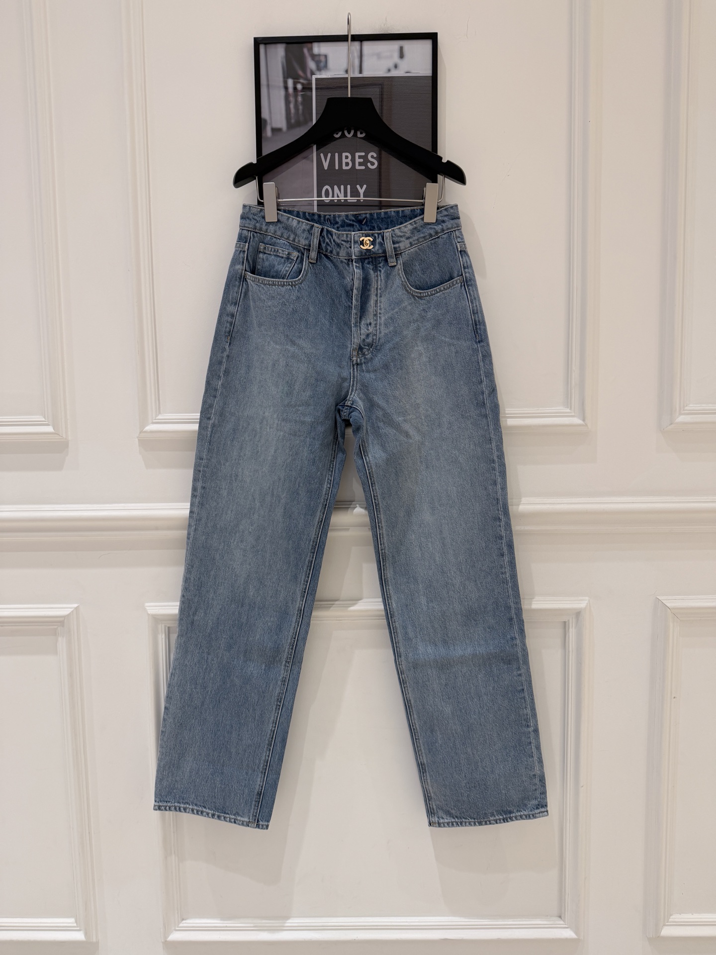 NO:927945,cha* high-waisted retro straight jeans, high-waisted design + retro washed blue, classic straight fit, loose, slimming and super friendly!  The fabric is soft and elastic, comfortable to wear and not tight, and can be easily used for daily commuting and leisure. The metal buttons + double front pockets are practical and detailed. It goes well with sports shoes or short boots ~ a must-have and versatile item in spring and summer, no matter how you match it, you can't go wrong!  SML.P, Chanel-clothing,chanel,boots,sneakers,jeans,19860909cha*高腰复古直筒牛仔裤 高腰设计+复古水洗蓝色,经典直筒版型,宽松显瘦超友好！面料柔软有弹性,穿着舒适不紧绷,日常通勤、休闲都能轻松驾驭.金属纽扣+双前袋,实用又有细节感,搭配运动鞋或短靴都很出彩～春夏季节必备百搭单品,怎么搭都不出错！ SML.P,香奈儿-服装,chanel,boots,sneakers,jeans,,Women's clothing