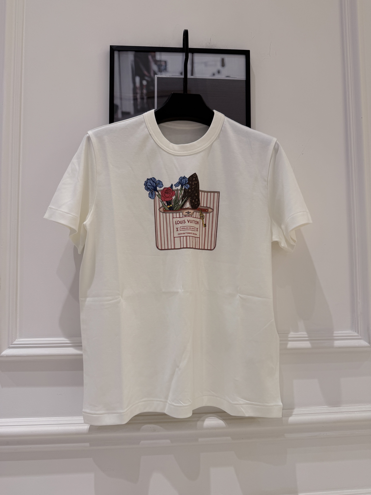 NO:828381,L*v printed T-shirt 2026 early spring Flight Mode series printed T-shirt, made of high-quality cotton poplin, soft and breathable, super comfortable to wear in spring and summer!  Size SML, Louis Vuitton-clothing, louis vuitton, tees, t-shirt,19860909L*v印花T恤 2026早春Flight Mode系列印花T恤,采用高品质棉府绸,柔软透气,春夏穿超舒服！ 码数SML,路易威登-服装,louis vuitton,tees，t-shirt,,Women's clothing