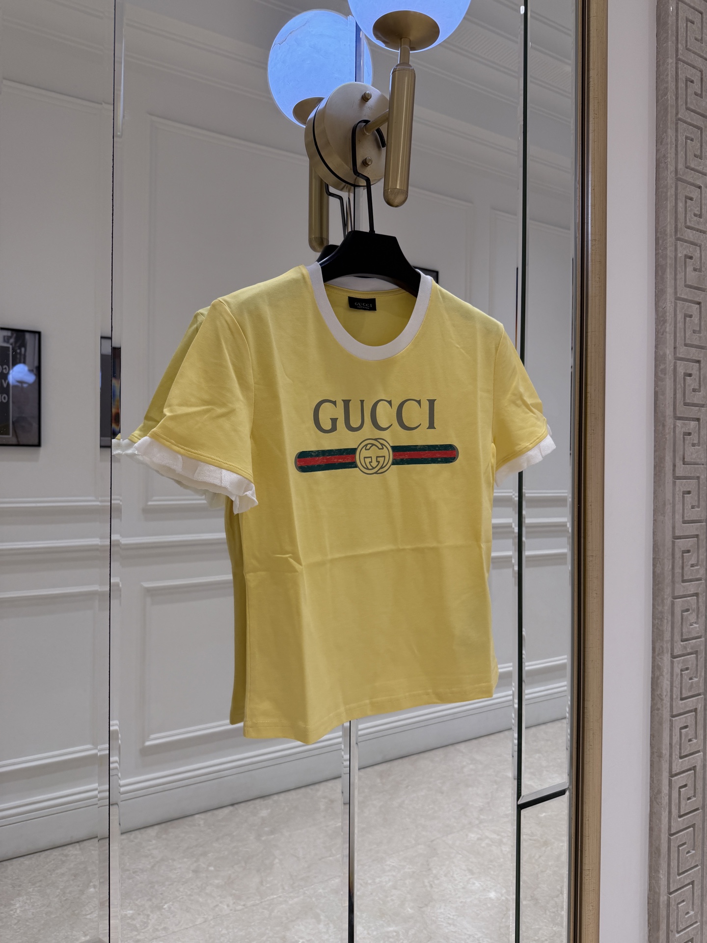 NO:856342,Gu bright yellow ear-trimmed T-shirt with GG logo on the chest + red and green webbing, highly recognizable!  The white earring design on the cuffs is sweet and retro, with a girly feel. The cotton fabric is soft and comfortable, perfect for spring and summer, and the bright yellow color is white and energetic, making it easy to create a dopamine outfit. It can be easily used for daily commuting, shopping, and leisure. Pair it with shorts or skirts to directly enhance the atmosphere!  SML.,Gucci-clothing,gucci,skirts,shorts,tees,t-shirt,19860909Gu嫩黄色木耳边T恤 胸前GG标志+红绿织带,辨识度超高！袖口白色木耳边设计,甜美又复古,少女感满满.棉质面料柔软舒适,春夏穿超合适,嫩黄色显白又元气,轻松打造多巴胺穿搭.日常通勤、逛街、休闲都能轻松驾驭,搭配短裤或半裙,氛围感直接拉满！ SML.,古驰-服装,gucci,skirts,shorts,tees，t-shirt,,Women's clothing