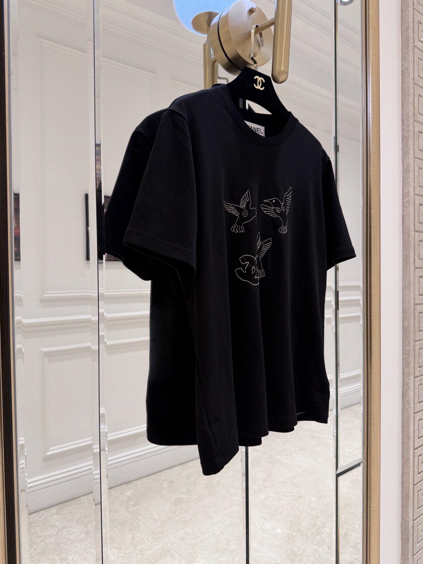 NO:873153,cha* hummingbird embroidery T-shirt, made of black pure cotton, is comfortable and breathable to wear, and is very versatile for daily outings! The hummingbird embroidery on the front is inspired by nature, with exquisite details and full of artistic sense. The shoulder cut modifies the shoulder line, and the short-sleeved design is suitable for early autumn or summer. It is OK to wear alone or as an inner layer. SML., Chanel - Clothing, chanel, T-shirt, tees, t-shirt,19860909cha*蜂鸟刺绣T恤,黑色纯棉材质,穿着舒适透气,日常出街超百搭!正面蜂鸟刺绣灵感来自自然,细节精致,艺术感满满.正肩剪裁修饰肩部线条,短袖设计适合早秋或夏季,单穿or内搭都很 OK SML.,香奈儿-服装,chanel,T-shirt,tees，t-shirt,,Women's clothing