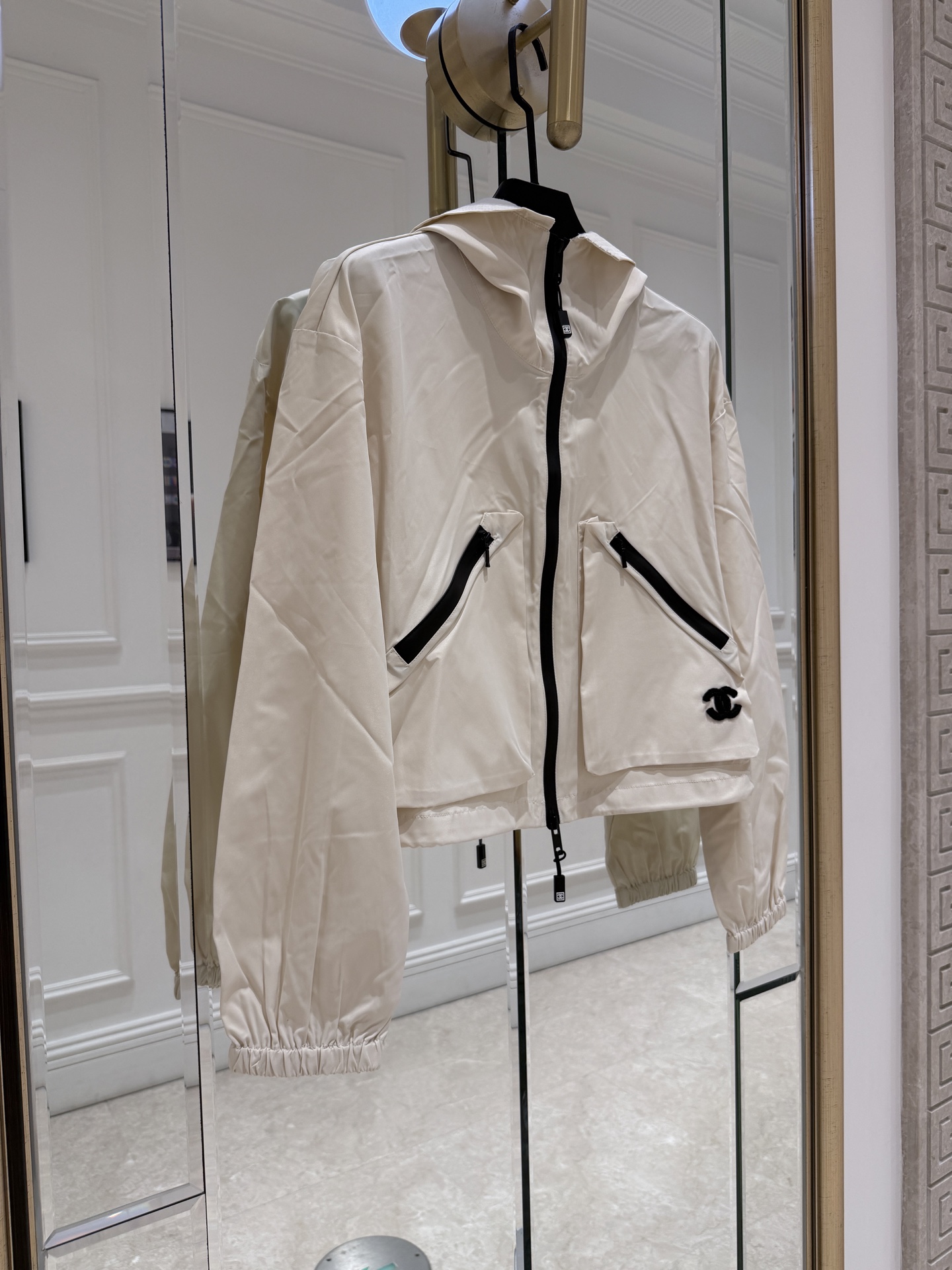 NO:873146,Cha* Off-White Short Jacket This off-white short jacket is made of light windproof fabric, perfect for spring and summer!  Hooded + black zipper design, simple and practical, the double C embroidery in the lower left corner is very recognizable. The cuffs are elasticated and closed, making it more comfortable to wear. The short version is paired with high-waisted pants or skirts to easily create an urban casual style ~ it can be easily controlled for daily commuting and outdoor activities, versatile and fashionable!  SML.,Chanel-clothing,chanel,skirts,hats,19860909Cha*米白色短款冲锋衣 这款米白色短款冲锋衣,轻薄防风面料,春夏穿超合适！连帽+黑色拉链设计,简约又实用,左下角双C刺绣超有辨识度.袖口松紧收口,穿着更舒适,短款版型搭高腰裤或裙装,轻松打造都市休闲风～日常通勤、户外活动都能轻松驾驭,百搭又时髦！ SML.,香奈儿-服装,chanel,skirts,hats,,Women's clothing