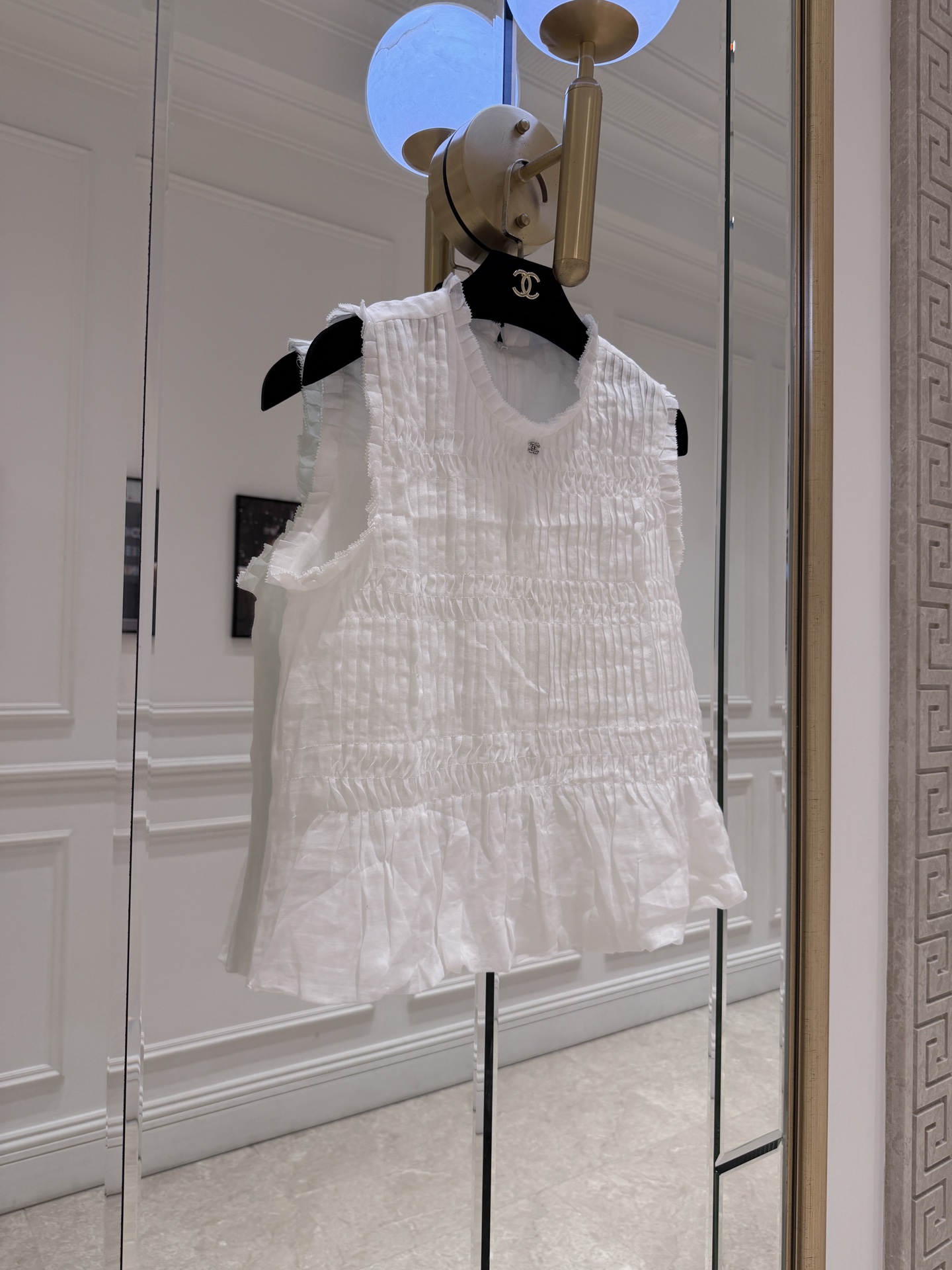 NO:873190,cha* white pleated sleeveless top made of linen, breathable and comfortable, perfect for summer! Vertical pleats + ruffled hem, full of layering, simple and elegant round neck, great to wear alone or with a jacket. The sleeveless design is refreshing and neat, easy to control for commuting, vacation, and daily life. White is versatile, goes well with blue and red bottoms, and can easily create a relaxed style. SML., Chanel - Clothing, chanel, jackets & coats,19860909cha*白色压褶无袖上衣 亚麻材质,透气又舒适,夏天穿超合适!竖向压褶+荷叶边下摆,层次感满满,圆领简约大方,单穿或搭配外套都很OK.无袖设计清爽利落,通勤,度假,日常都能轻松驾驭,白色百搭,配蓝色,红色下装都很出彩,轻松打造松弛感穿搭风格 SML.,香奈儿-服装,chanel,jackets & coats,,Women's clothing