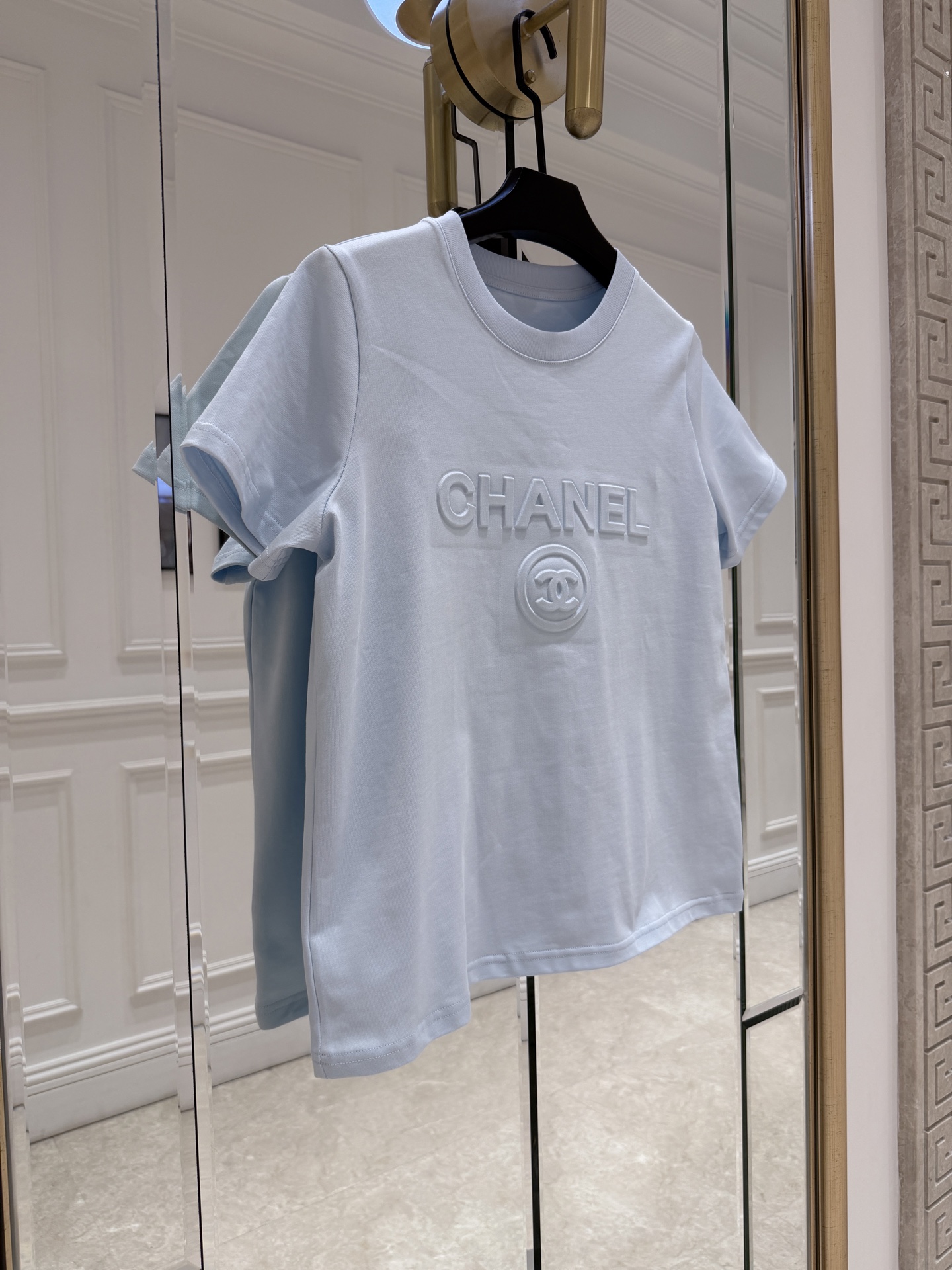 NO:828471,Cha* blue T-shirt This blue short-sleeved T-shirt is made of pure cotton, soft and comfortable, and super friendly for daily wear. The three-dimensional logo on the chest + double C logo are simple and recognizable. The right shoulder design + loose fit is suitable for a variety of body types, and it is OK to wear alone or layered with it!  Versatile, you can easily switch styles with jeans, skirts, and casual pants. It is a must-have classic item in your wardrobe ~ SML., Chanel-clothing, chanel, skirts, jeans, T-shirt, tees, t-shirt,19860909Cha*蓝色T恤 这款蓝色短袖T恤,采用纯棉材质,柔软舒适,日常穿着超友好.胸前立体Logo+双C徽标,简约又有辨识度.正肩设计+宽松版型,包容多种身材,单穿或内搭都很OK！百搭,配牛仔裤、半裙、休闲裤都能轻松切换风格,是衣橱必备经典单品～ SML.,香奈儿-服装,chanel,skirts,jeans,T-shirt,tees，t-shirt,,Women's clothing