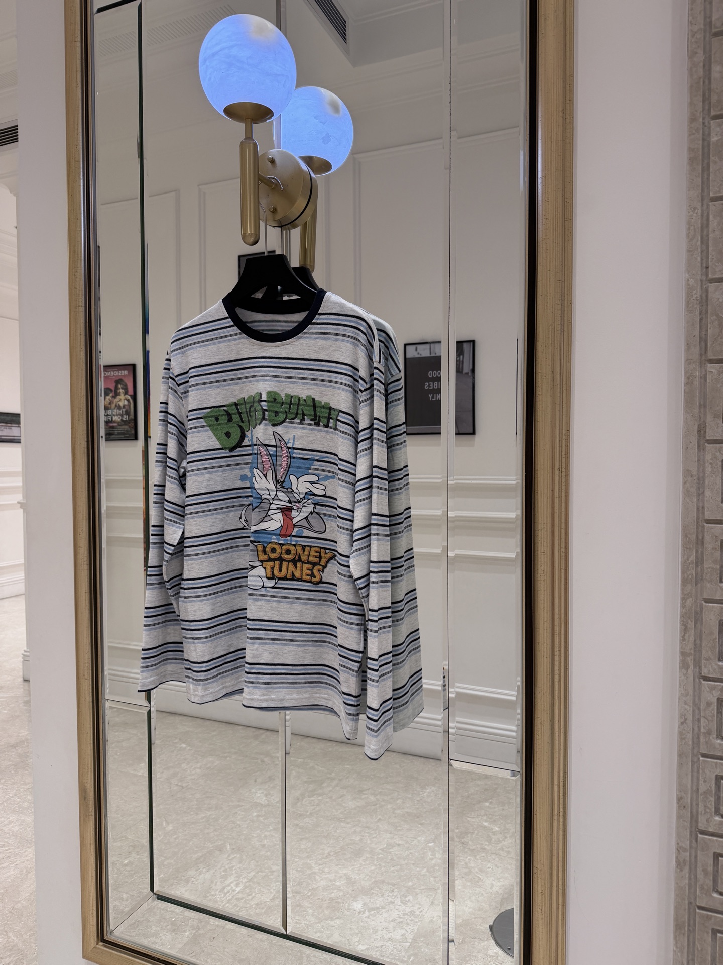 NO:901660,Designed Bugs Bunny striped long-sleeved T-shirt. This T-shirt is based on Bugs Bunny, with classic cartoon images, full of fun! Gray base with blue and black stripes, black round neck design, loose fit, light and breathable, super comfortable to wear in spring and summer. It is OK for daily casual and sun protection. Pair it with jeans or shorts, you can easily get the Korean lazy style, age reduction and cuteness, a must-have for cartoon lovers!  SML.,women's clothing,shorts,jeans,tees,t-shirt,19860909设计感兔八哥条纹长袖T恤 这款T恤以兔八哥为主题, 搭配经典卡通形象,趣味满满!灰底配蓝黑条纹,黑色圆领设计,宽松版型,轻薄透气,春夏穿超舒服.日常休闲,防晒都OK,搭配牛仔裤或短裤,轻松get韩系慵懒风,减龄又可爱,卡通控必入! ＳＭＬ.,女装,shorts,jeans,tees，t-shirt,,Women's clothing