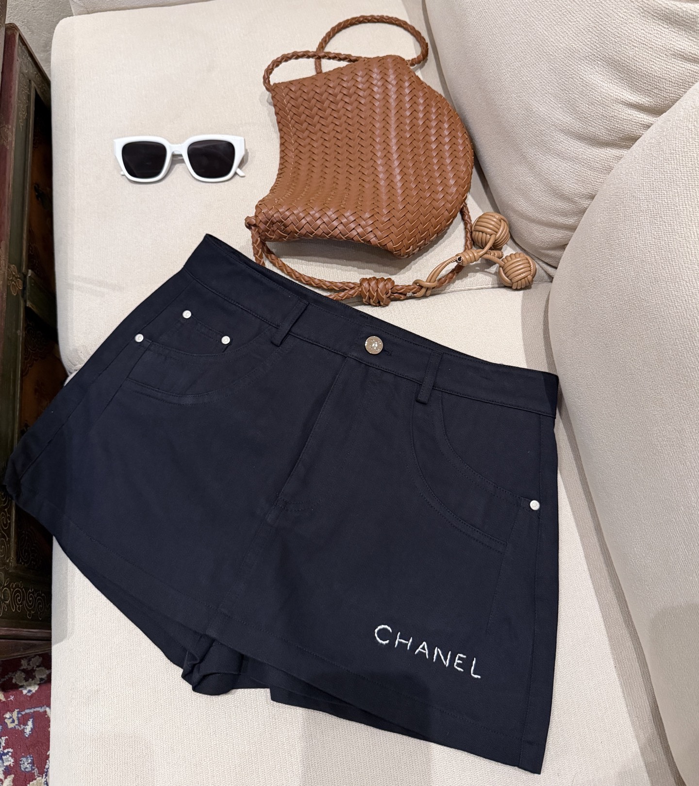 NO:829685,Cha* Denim Skirts These three-color denim skirt pants have a high-waisted A-line silhouette, slimming and flattering leg shape, and are friendly to pear-shaped figures!  The 'CHANEL' embroidery on the pants body is very recognizable and the details are perfect. Made of denim, it is very breathable in summer and can be easily used for daily leisure and vacation. Pair it with a T-shirt or shirt, it is simple and fashionable, and you can easily get a high-end look!  SML.,Chanel-clothing,chanel,chanel,skirts,shirts,tees,t-shirt,19860909Cha*牛仔短裙裤 这款三色牛仔短裙裤,高腰A字版型,显瘦又修饰腿型,梨形身材友好！裤身“CHANEL”刺绣超有辨识度,细节满分.牛仔布材质,夏天穿很透气,日常休闲、度假都能轻松驾驭.搭配T恤或衬衫,简约又时髦,轻松get高级感穿搭！ SML.,香奈儿-服装,chanel,chanel,skirts,shirts,tees，t-shirt,,Women's clothing