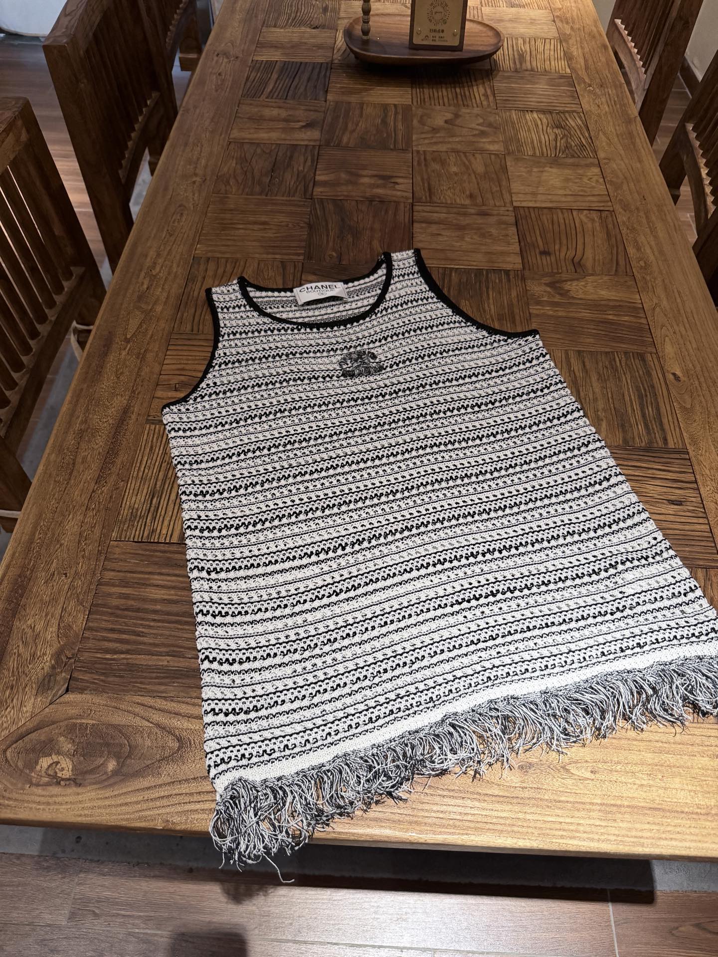NO:829694,Cha* Knitted Sleeveless Top This knitted sleeveless top features black and white stripes + geometric patterns, simple yet detailed!  Soft knitted fabric, super comfortable to wear, black edging makes it more refined. Metal double C logo on the chest, perfect brand recognition!  Sleeveless design, it is OK to wear alone or with a jacket in spring and summer. It can be easily used for commuting and leisure. It is elegant and practical ~ F., Chanel-clothing, chanel, jackets & coats,19860909Cha*针织无袖上衣 这款针织无袖上衣,黑白条纹+几何图案,简约又有细节感！柔软针织面料,穿着超舒适,黑色包边更显精致.胸前金属双C标志,品牌辨识度满分！无袖设计,春夏单穿或搭配外套都很OK,通勤休闲都能轻松驾驭,优雅又实用～ F.,香奈儿-服装,chanel,jackets & coats,,Women's clothing