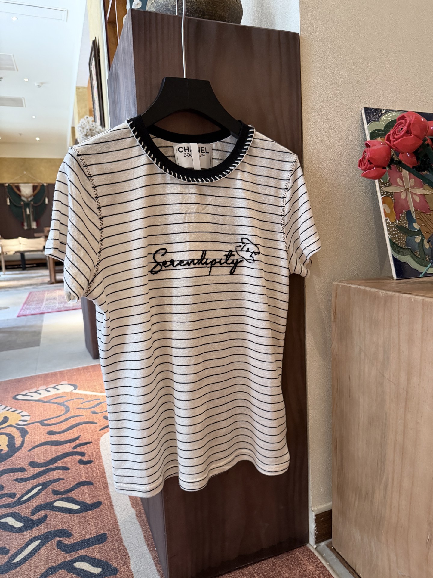 NO:829649,Cha* striped short-sleeved T-shirt, white background with black stripes + black round neck, 'Serendipity' embroidered letters on the chest, full of details. Loose fit, tolerant, can be worn alone or layered, breathable and comfortable, perfect for summer!  It goes well with jeans and shorts, and you can easily get a lazy and fashionable look ~ you can wear it for daily casual and vacation!  F., Chanel-clothing,chanel,shorts,jeans,T-shirt,tees,t-shirt,19860909Cha*条纹短袖T恤, 白底黑条纹+黑色圆领,胸前“Serendipity”刺绣字母,细节满分.宽松版型,包容性强,单穿或内搭都OK,透气又舒适,夏天穿超合适！搭配牛仔裤、短裤都很出彩,轻松get慵懒时髦感～日常休闲、度假都能穿！ F.,香奈儿-服装,chanel,shorts,jeans,T-shirt,tees，t-shirt,,Women's clothing
