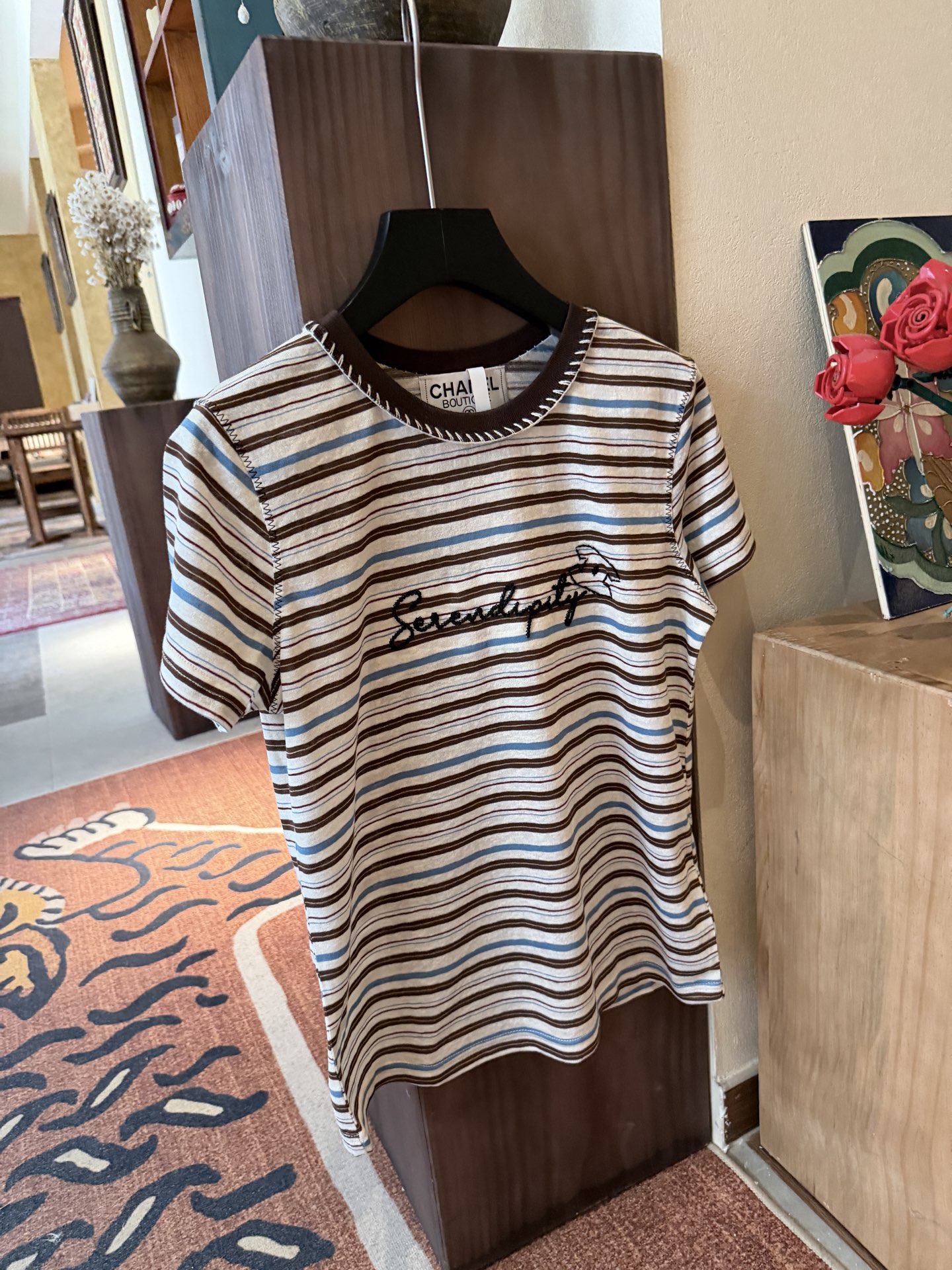 NO:829729,Cha* striped short-sleeved T-shirt, white background with blue stripes + brown round neck, 'Serendipity' embroidered letters on the chest, perfect details. Loose fit, tolerant, can be worn alone or layered, breathable and comfortable, perfect for summer!  It goes well with jeans and shorts, and you can easily get a lazy and fashionable look ~ you can wear it for daily casual and vacation!  F, Chanel-clothing,chanel,shorts,jeans,T-shirt,tees,t-shirt,19860909Cha*条纹短袖T恤, 白底蓝条纹+棕色圆领,胸前“Serendipity”刺绣字母,细节满分.宽松版型,包容性强,单穿或内搭都OK,透气又舒适,夏天穿超合适！搭配牛仔裤、短裤都很出彩,轻松get慵懒时髦感～日常休闲、度假都能穿！ F,香奈儿-服装,chanel,shorts,jeans,T-shirt,tees，t-shirt,,Women's clothing