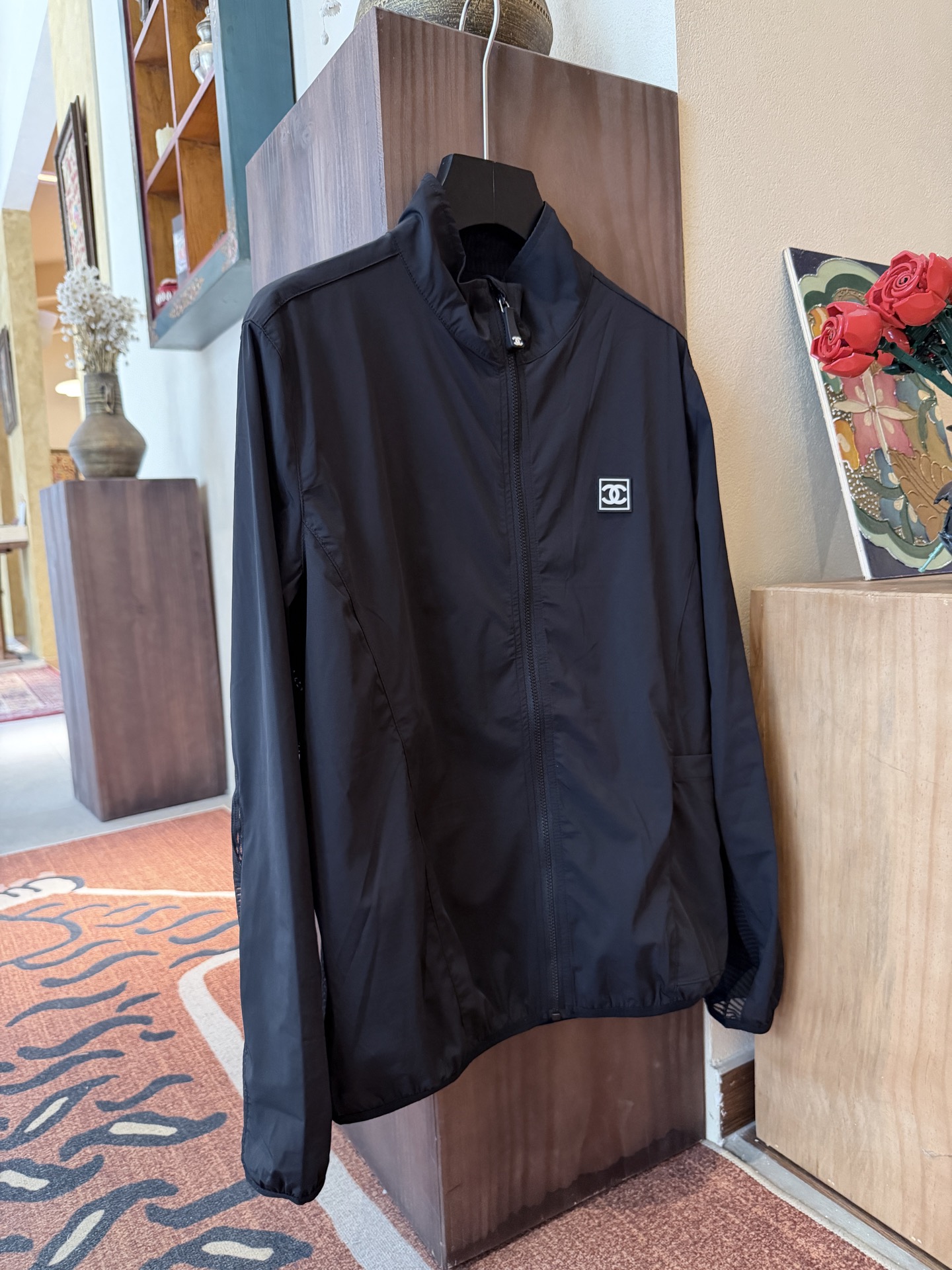 NO:865462,cha* black stand-collar jacket, light and breathable, perfect for daily life or sports!  Simple design + chest logo, stand-up collar zipper and windproof, loose fit and comfortable to wear SML P, Chanel-clothing, chanel, jackets & coats,19860909cha*黑色立领夹克,轻薄透气,日常或运动都超适合！简约设计+胸前Logo,立领拉链防风,宽松版型穿着舒适 SML P,香奈儿-服装,chanel,jackets & coats,,Women's clothing