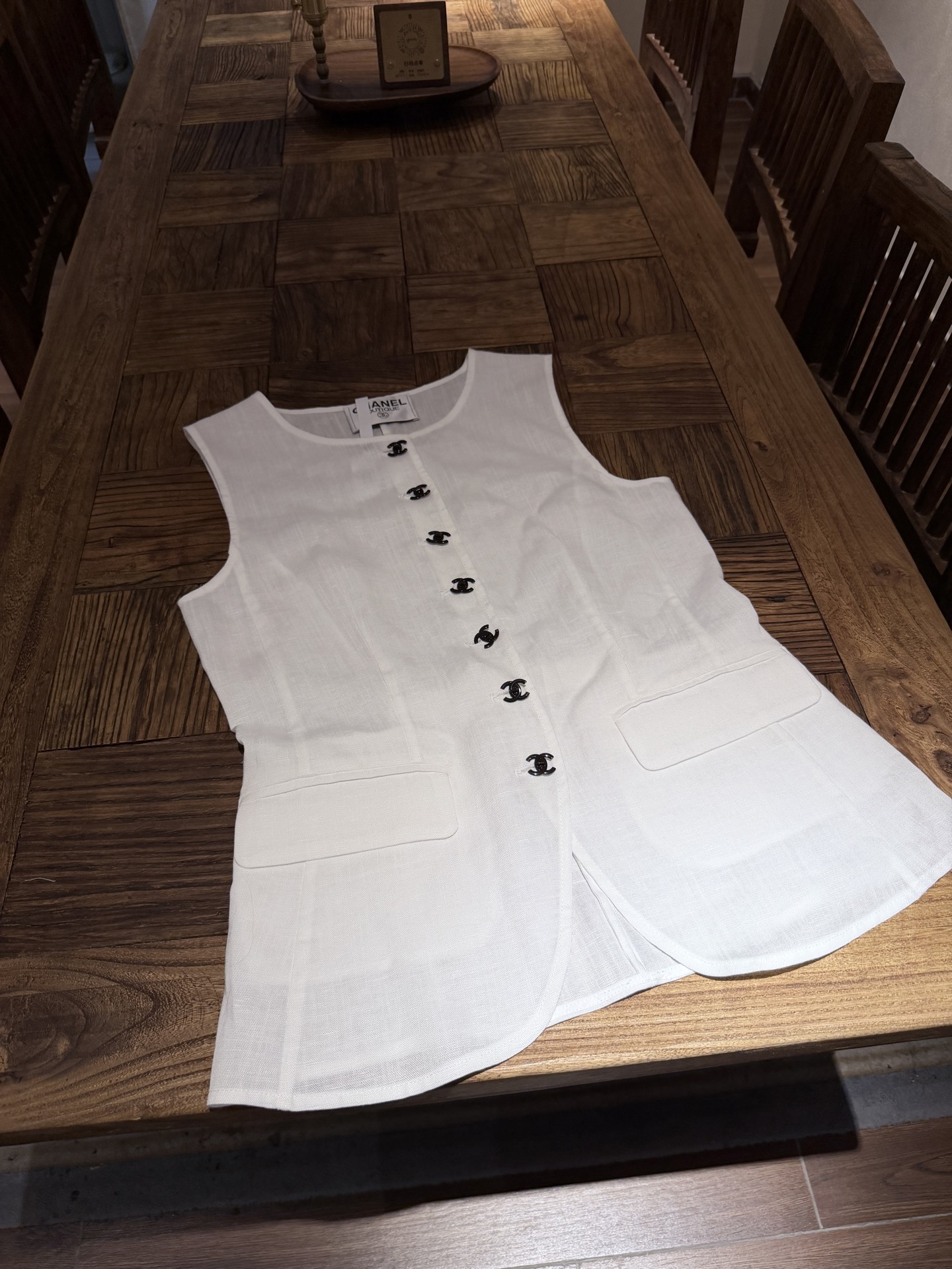 NO:856306,cha* white linen sleeveless vest, made of natural linen material, breathable and comfortable, perfect for summer!  Simple design + black buttons, full of details. Beautiful flap pockets on both sides, slim cut, easily create a smart temperament. It can be worn for commuting, daily life, and vacation. Paired with wide-leg pants or long skirts, you can easily get an 'old money style' relaxed look. It is low-key and high-end, and it directly enhances your temperament!  SML.,Chanel-clothing,chanel,skirts,19860909cha*白色亚麻无袖马甲,采用天然亚麻材质,透气又舒适,夏天穿超合适！简约设计+黑色纽扣,细节感满满.两侧翻盖口袋美观,剪裁显瘦,轻松打造干练气质.通勤、日常、度假都能穿,搭配阔腿裤或长裙,轻松get“老钱风”松弛感穿搭,低调又高级,气质直接拉满！ SML.,香奈儿-服装,chanel,skirts,,Women's clothing
