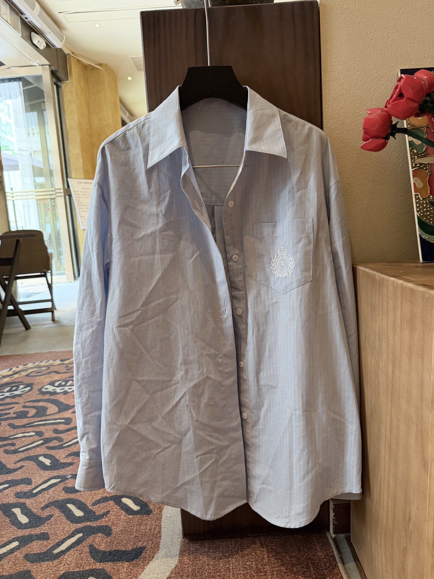 NO:856325,Cha* blue striped shirt and shorts set This set of blue striped shirt and shorts is light and breathable, super comfortable to wear in spring and summer!  The embroidery on the chest of the shirt is super detailed, and the drawstring design of the shorts is easy to put on and take off. It is suitable for daily outings or vacations. The overall look is simple and fresh. Pair it with sunglasses and sneakers, and you can easily get a casual style. It is comfortable and fashionable. It is a must-have when going out!  SML.,Chanel-clothing,chanel,sneakers,shorts,shirts,19860909Cha*蓝色条纹衬衫与短裤套装 这套蓝色条纹衬衫+短裤,轻薄透气,春夏穿超舒服！衬衫胸前刺绣超有细节感,短裤抽绳设计,穿脱方便,日常出街或度假都很适合.整体简约清新,搭配墨镜、运动鞋,轻松get休闲风,舒适又时髦,出门必备！ SML.,香奈儿-服装,chanel,sneakers,shorts,shirts,,Women's clothing