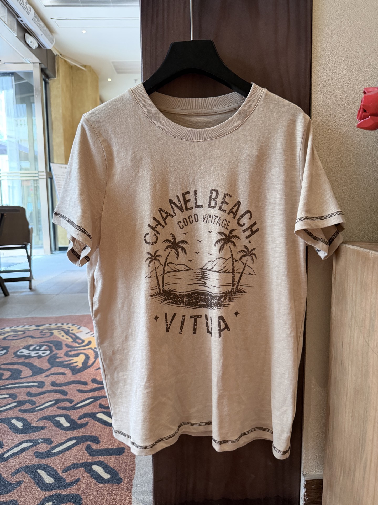NO:873115,Cha* Beach printed T-shirt C Family Beach series printed T-shirt, made of white cotton fabric, soft and comfortable, super friendly for daily wear. The words 'CHANEL BEACH COCO VINTAGE VITRA' on the front + coconut tree beach pattern, full of vacation atmosphere. Striped details on the cuffs and hem, adding layering!  The loose fit accommodates a variety of body shapes. It goes well with jeans or shorts, and can be easily used for leisure travel and vacation~ SML., Chanel-clothing, chanel, chanel, chanel, shorts, jeans, tees, t-shirt,19860909Cha* Beach印花T恤 C家 Beach系列印花T恤,白色棉质面料,柔软舒适,日常穿着超友好.正面“CHANEL BEACH COCO VINTAGE VITRA”字样+椰树海滩图案,度假氛围感拉满.袖口和下摆条纹细节,层次感up！宽松版型,包容多种身材,搭配牛仔裤或短裤都很OK,休闲出行、度假都能轻松驾驭～ SML.,香奈儿-服装,chanel,chanel,chanel,shorts,jeans,tees，t-shirt,,Women's clothing
