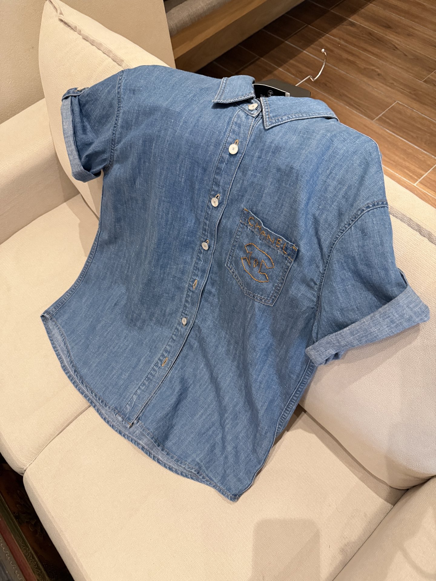 NO:873105,Cha* denim short-sleeved shirt This denim short-sleeved shirt is made of light blue washed denim. The three-dimensional embroidered letters and brand logo on the chest are very recognizable. It has a simple college style, and the cuffs can be rolled. It is casual and versatile, perfect for spring and summer!  Whether worn with jeans or shorts, you can easily get the British casual style, which can be easily worn on the street or on vacation. SML., Chanel-clothing, chanel, shorts, jeans, shirts, T-shirt,19860909Cha*牛仔短袖衬衫 这款牛仔短袖衬衫,采用浅蓝水洗牛仔布,胸前立体刺绣字母和品牌logo超有辨识度.简约学院风,袖口可卷边,休闲又百搭,春夏穿超合适！无论搭牛仔裤还是短裤,轻松get英伦休闲风,日常出街、度假都能轻松驾驭. SML.,香奈儿-服装,chanel,shorts,jeans,shirts,T-shirt,,Women's clothing