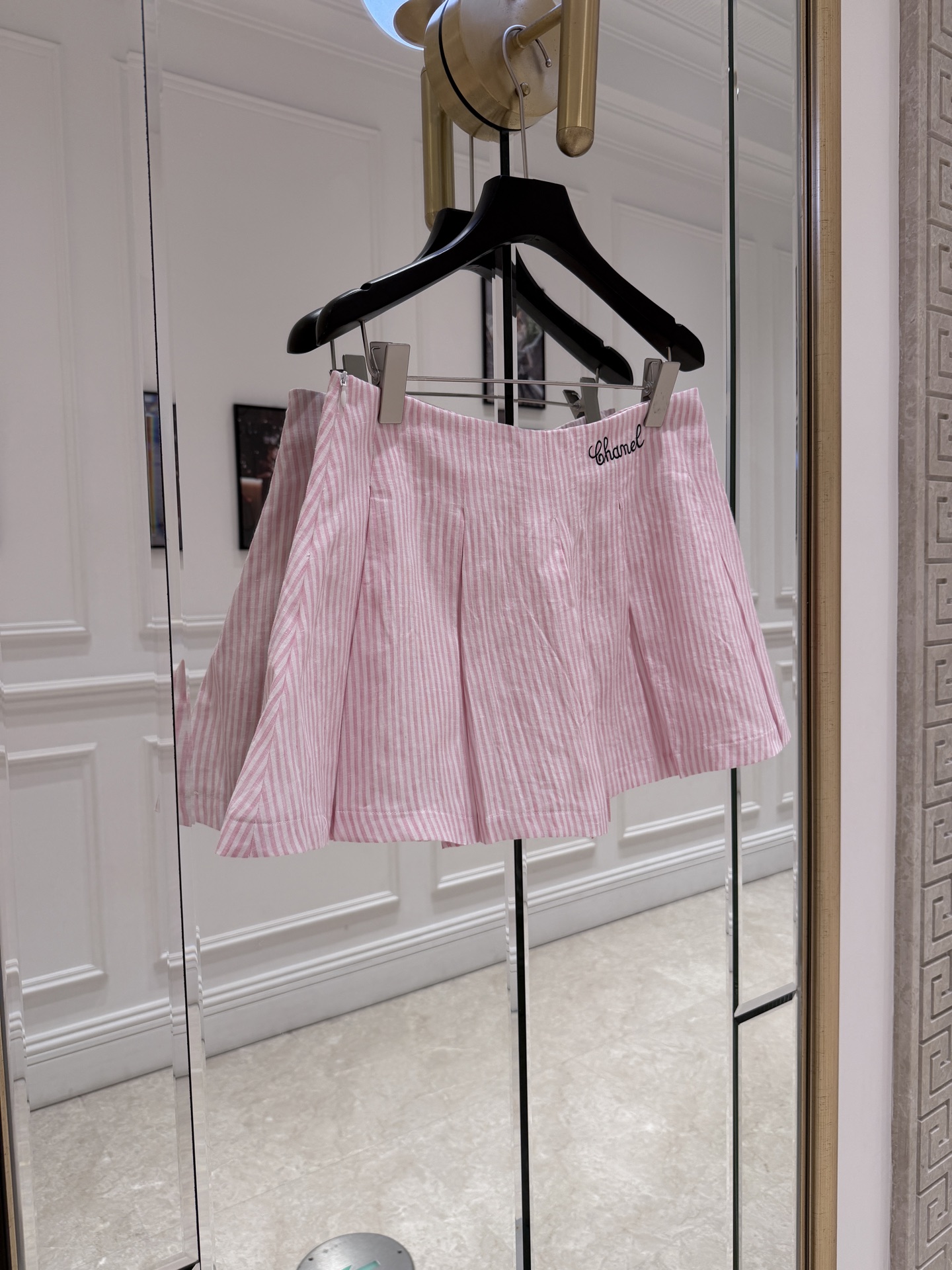 NO:829719,Cha* tri-color striped embroidered pleated skirt This striped pleated skirt is made of light cotton fabric, soft and comfortable, perfect for spring and summer!  The high-waisted design + even pleats are playful and make your legs look longer. The striped elements are fresh and sweet, and the 'Chanel' embroidery in the upper left corner is super detailed. It can be easily worn in daily life, campus, and leisure. Pair it with a short shirt or T-shirt for full youthful vitality!  Various sizes, suitable for different body shapes, easy to get Korean girly style~ SML., Chanel-clothing, chanel, chanel, skirts, shirts, tees, t-shirt,19860909Cha*三色条纹刺绣百褶裙 这款条纹百褶裙采用轻薄棉质面料,柔软舒适,春夏穿超合适！高腰设计+均匀百褶,俏皮又显腿长,条纹元素清新甜美,左上角“Chanel”刺绣超有细节感.日常、校园、休闲都能轻松驾驭,搭配短款衬衫或T恤,青春活力满分！尺码多样,适合不同身材,轻松get韩系少女风～ SML.,香奈儿-服装,chanel,chanel,skirts,shirts,tees，t-shirt,,Women's clothing
