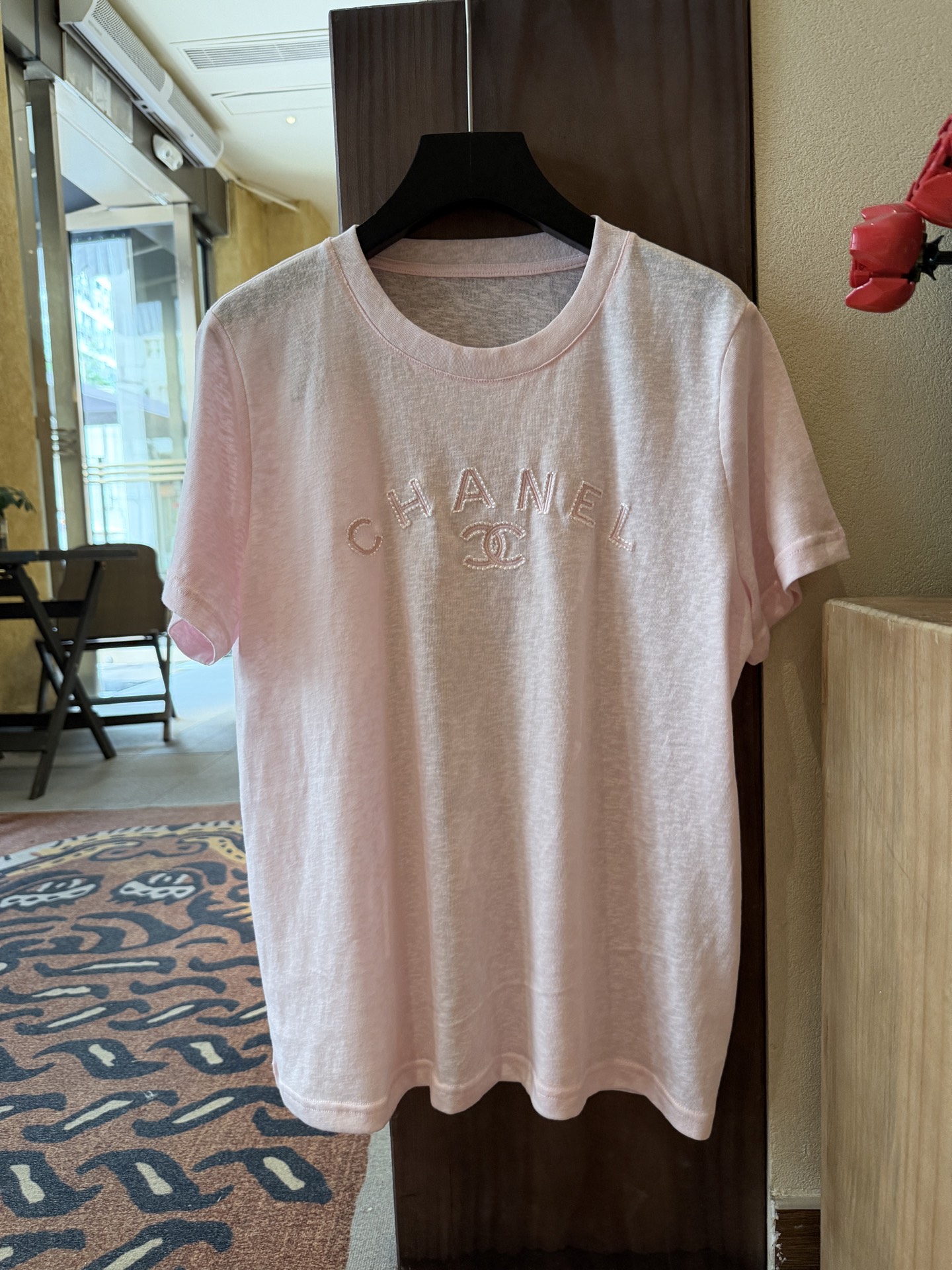 NO:856333,Cha* pink embroidered T-shirt This pink embroidered T-shirt is made of soft cotton fabric, comfortable and breathable, perfect for daily outings!  Classic logo embroidery on the front, full of three-dimensionality and exquisite details. Loose fit + round neck design, simple and versatile, looks great with jeans or skirts, easy to switch casual or elegant style. Light pink gentle temperament, a must-have in spring and summer, easy to create a high-end look SML., Chanel - clothing, chanel, skirts, jeans, tees, t-shirt,19860909Cha*粉色刺绣T恤 这款粉色刺绣T恤,采用柔软棉质面料,穿着舒适透气,日常出街超适合！正面经典Logo刺绣,立体感满满,细节精致.宽松版型+圆领设计,简约又百搭,无论配牛仔裤还是半裙都很出彩,轻松切换休闲or优雅风格.浅粉色温柔气质,春夏季节必备,轻松打造高级感穿搭 SML.,香奈儿-服装,chanel,skirts,jeans,tees，t-shirt,,Women's clothing
