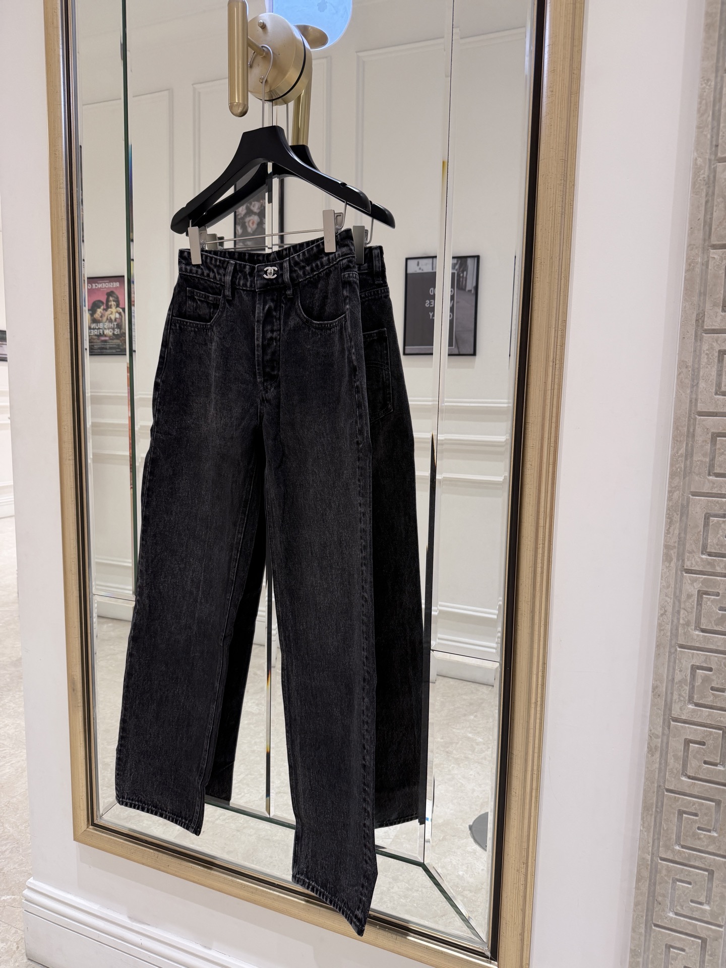 NO:926968,Cha*26P high-waisted straight jeans, the double C embroidery on the back waist is very recognizable. The curved stitching on the back pocket + double pocket design, full of details!  The high-waisted straight version modifies the leg shape and is comfortable to wear. It can be easily used for daily commuting or leisure. It goes well with shirts and knitted sweaters~SML., Chanel-clothing, chanel, jeans, shirts,19860909Cha*26P高腰直筒牛仔裤,后腰双C刺绣超有辨识度.后袋弧形缝线+双口袋设计,细节满分！高腰直筒版型,修饰腿型,穿着舒适,日常通勤或休闲都能轻松驾驭,搭配衬衫、针织衫都很OK～SML.,香奈儿-服装,chanel,jeans,shirts,,Women's clothing
