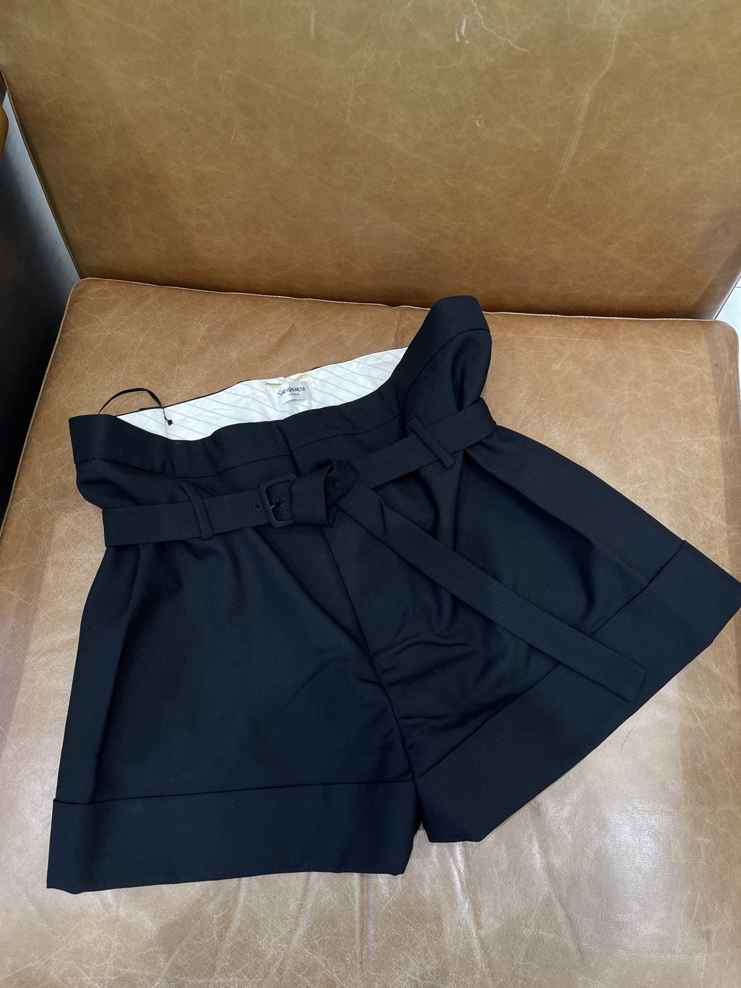 NO:889197,Ysl high-waisted wool suit shorts have a crisp texture and are comfortable. The high-waist + belt design modifies the waistline and makes you look slimmer and taller!  The hem details on the trouser legs are full of layers. The black color is versatile and can be easily used in commuting, casual and formal occasions. Pair it with a white T or shirt, it is simple and high-end, and you can easily get a fashionable look!  SML, saint laurent-clothing, saint laurent, saint laurent, shorts, shirts, business suit,19860909Ysl高腰羊毛西装短裤 质感挺括又舒适.高腰+腰带设计,修饰腰线,显瘦显高！裤脚折边细节,层次感满满,黑色百搭,通勤、休闲、正式场合都能轻松驾驭.搭配白T或衬衫,简约又高级,轻松get时髦look！ SML,圣罗兰-服装,saint laurent,saint laurent,shorts,shirts,business suit,,Women's clothing
