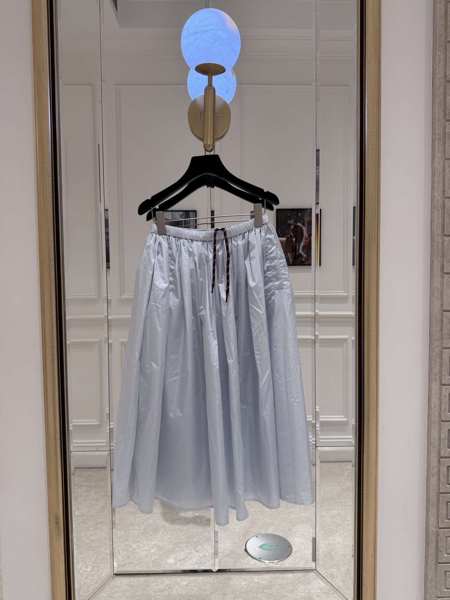NO:828428,P* bud skirt has perfect drape. The high-waisted elastic design is comfortable and tolerant. The skirt is wide and fluffy, full of three-dimensionality, and has a sense of elegance when walking. It can be easily controlled for commuting, leisure, and vacation. It looks great with simple tops or sweaters, and it can easily create an elegant look. SML.P, Prada-clothing, prada, skirts,19860909P*花苞半身裙 垂坠感满分.高腰松紧设计,舒适又包容,裙摆宽大蓬松,立体感十足,走路自带飘逸感. 通勤,休闲,度假都能轻松驾驭,搭配简约上衣或针织衫都很出彩,轻松打造优雅气质look. SML.P,普拉达-服装,prada,skirts,,Women's clothing