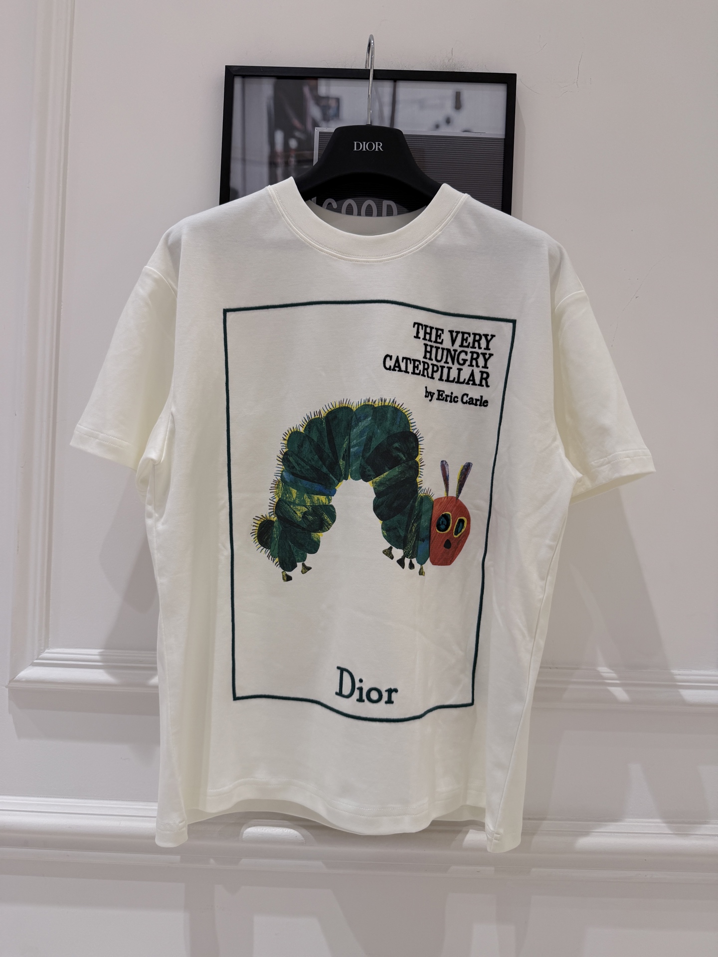 NO:828481,Dio* Caterpillar Short Sleeve T-shirt co-branded with the classic picture book 'The Hungry Caterpillar', white silk fabric, green border on the front + colorful caterpillar pattern, full of childlike interest and super artistic sense. The round neck design is simple and versatile, and can be easily used in daily casual wear. The co-branded model is highly collectible, sisters who like childlike fun and artistic style don't miss it!  SML.,Dior-clothing,dior,dior,T-shirt,tees,t-shirt,real silk,19860909Dio*毛毛虫短袖 与经典绘本《饥饿的毛毛虫》联名T恤,白色真丝面料,正面绿色边框+彩色毛毛虫图案,童趣满满又超有艺术感.圆领设计简约百搭,日常休闲都能轻松驾驭.联名款超有收藏价值,喜欢童趣和艺术风格的姐妹别错过！ SML.,迪奥-服装,dior,dior,T-shirt,tees，t-shirt,real silk,,Women's clothing