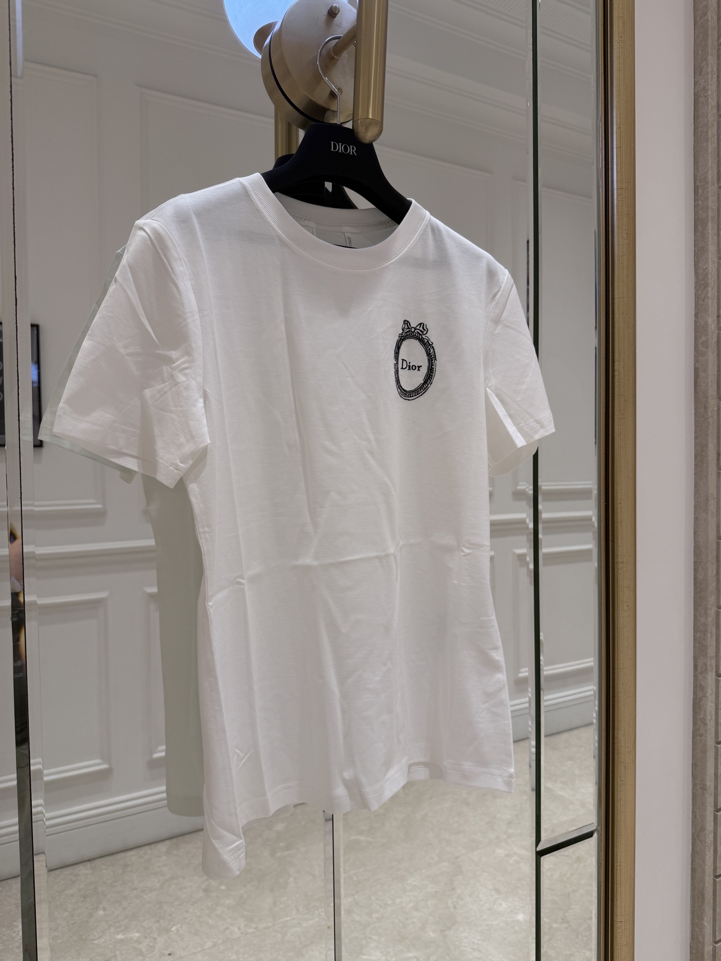 NO:828470,Cd's new embroidered wreath short-sleeved T-shirt, pure cotton material is soft and comfortable, with wreath bow logo embroidery on the chest, simple and recognizable, it is OK whether worn alone or as an inner layer. SML., Dior-clothing, dior, T-shirt,19860909Cd新款刺绣花环短袖T, 纯棉材质柔软舒适,胸前花环蝴蝶结logo刺绣,简约又有辨识度,无论单穿内搭都OK. SML.,迪奥-服装,dior,T-shirt,,Women's clothing
