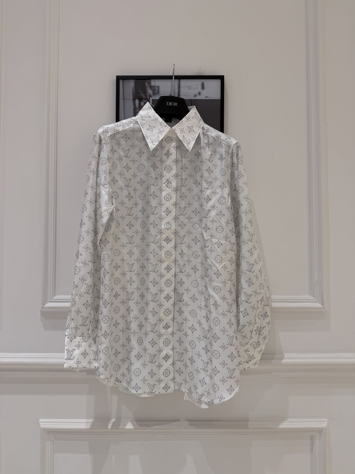 NO:828460,LV Monogram printed shirt LV Monogram printed shirt, classic presbyopia pattern, high brand recognition!  The silk material is light and smooth, breathable and comfortable, and is very suitable for spring and summer. The loose fit and long sleeves with lapels make it easy to handle during daily commuting, elegant and practical. High-end positioning, exquisite details, full of quality, suitable for those who are detail-oriented and quality-conscious. Pair it with a skirt or casual pants, and you can easily get a fashionable look!  SML.,Louis Vuitton-clothing,louis vuitton,louis vuitton,skirts,shirts,real silk,19860909LV Monogram印花衬衫 LV Monogram印花衬衫,经典老花图案,品牌辨识度超高！真丝材质轻盈柔滑,透气舒适,春夏穿超合适.宽松版型+翻领长袖,通勤日常都能轻松驾驭,优雅又实用.高端定位,细节精致,品质感满满,适合细节控和品质党入手.搭配半裙或休闲裤,轻松get时尚造型！ SML.,路易威登-服装,louis vuitton,louis vuitton,skirts,shirts,real silk,,Women's clothing