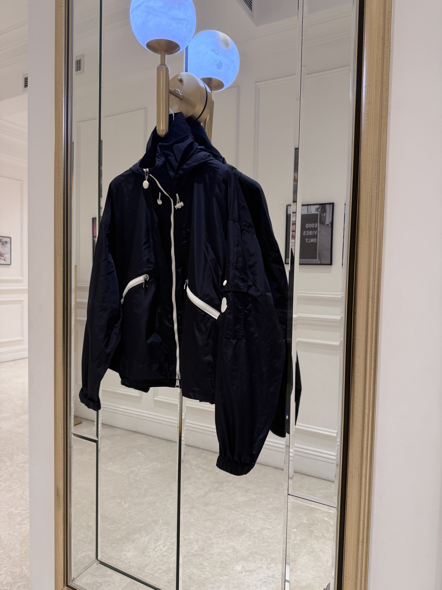NO:828407,Moncler Marmacy navy coat Moncler 2026 spring and summer Marmacy series navy coat, made of light nylon, windproof and breathable, perfect for spring and summer!  Hooded + white zipper splicing, simple and detailed. The drawstring at the hem is adjustable, and the short silhouette shows the body proportions, which can be easily controlled for daily commuting or outdoor use. Size 1, size 2, size 3, size P, mask-clothing, armani, Moncler, jackets & coats, hats,19860909Moncler Marmacy藏青色外套 Moncler 2026春夏Marmacy系列藏青色外套,轻薄尼龙材质,防风又透气,春夏穿超合适！连帽+白色拉链拼接,简约又有细节感.下摆抽绳可调节,短款廓形显身材比例,日常通勤或户外都能轻松驾驭. 码数1码2码3码 P,蒙口-服装,armani,Moncler,jackets & coats,hats,,Women's clothing