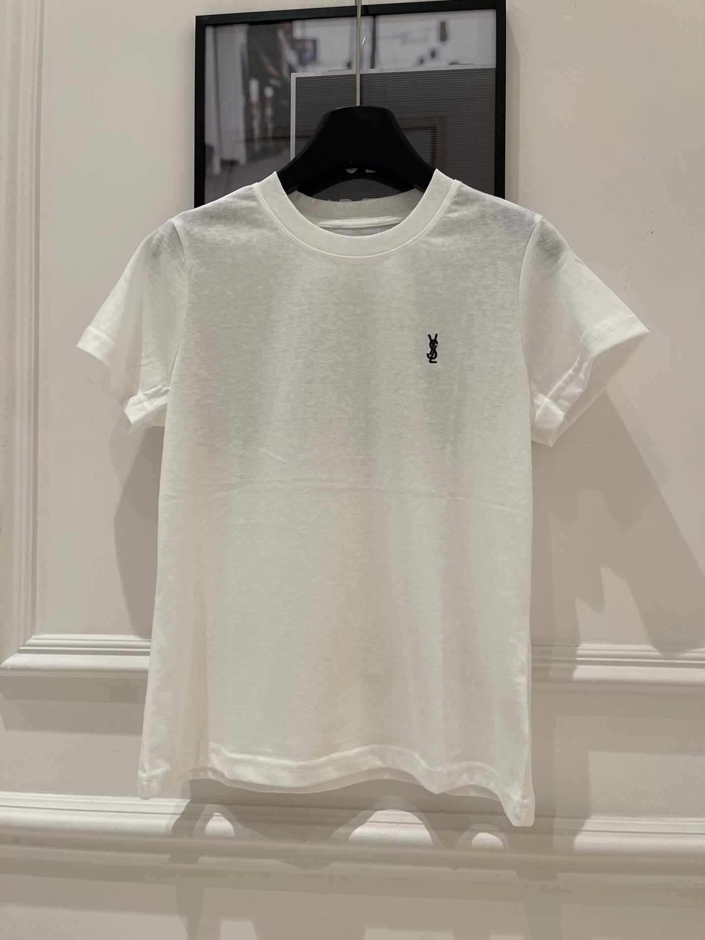NO:828531,YSL embroidered short-sleeved T-shirt YSL embroidered short-sleeved T-shirt, classic round neck design, white cotton fabric is soft and breathable, super comfortable to wear in summer!  The embroidery on the chest is very recognizable, simple and high-end. It is slim-fitting, slim and versatile. It looks great with jeans or skirts. The black version is also very practical and can be easily used for commuting and leisure. It is a basic wardrobe essential!  SML.,Saint Laurent-clothing,saint laurent,saint laurent,skirts,jeans,T-shirt,tees,t-shirt,19860909YSL刺绣短袖T恤 YSL刺绣短袖T恤,经典圆领设计,白色纯棉面料柔软透气,夏天穿超舒服！胸前刺绣超有辨识度,简约又高级.修身剪裁,显瘦又百搭,无论配牛仔裤还是半身裙都很出彩～黑色款也很实用,通勤休闲都能轻松驾驭,是衣橱必备基础款！ SML.,圣罗兰-服装,saint laurent,saint laurent,skirts,jeans,T-shirt,tees，t-shirt,,Women's clothing