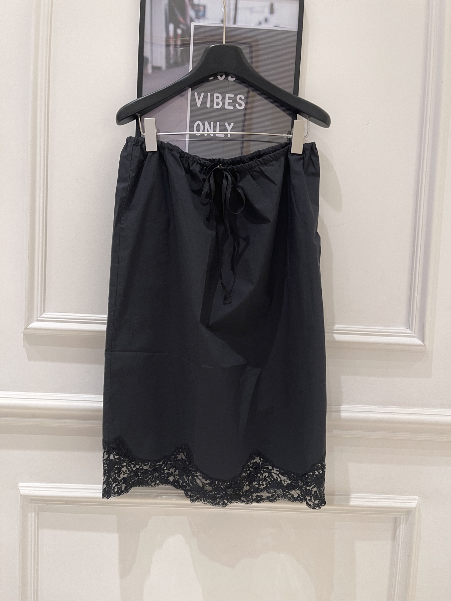 NO:828375,YS L lace embroidered skirt. Silk-cotton blended fabric. Good texture visible to the naked eye. It is drapey and soft but not slumped. It does not cling to the flesh at all. It has a windy and elegant feeling when walking. The drawstring design at the waist is super considerate. It does not pick on the figure. The elasticity is free and outlines the right waist-to-hip ratio. Size SML P, Saint Laurent-clothing, saint laurent, skirts, real silk,19860909YS L蕾丝绣花半裙 真丝棉混纺面料,肉眼可见的好质感,即垂顺又软而不塌,完全不贴肉,走路带风的飘逸感,腰头抽绳设计超贴心,不挑身材,松紧自由,勾勒出恰到好处的腰臀比. 码数SML P,圣罗兰-服装,saint laurent,skirts,real silk,,Women's clothing