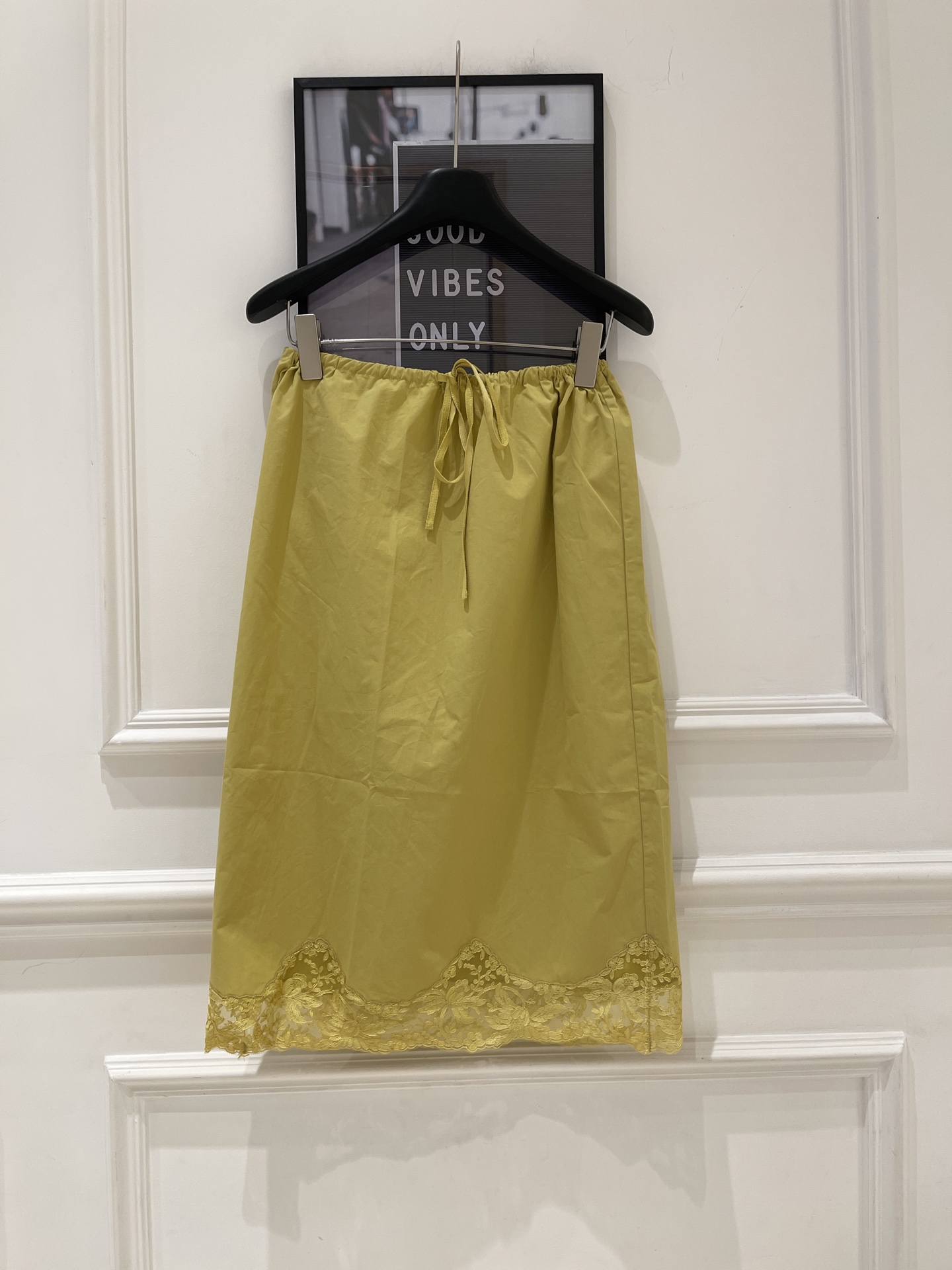 NO:897481,YS L lace embroidered skirt. Silk-cotton blended fabric. Good texture visible to the naked eye. It is drapey and soft but not slumped. It does not cling to the flesh at all. It has a windy and elegant feeling when walking. The drawstring design at the waist is super considerate. It does not pick on the figure. The elasticity is free and outlines the right waist-to-hip ratio. Size SML P, Saint Laurent-clothing, saint laurent, skirts, real silk,19860909YS L蕾丝绣花半裙 真丝棉混纺面料,肉眼可见的好质感,即垂顺又软而不塌,完全不贴肉,走路带风的飘逸感,腰头抽绳设计超贴心,不挑身材,松紧自由,勾勒出恰到好处的腰臀比. 码数SML P,圣罗兰-服装,saint laurent,skirts,real silk,,Women's clothing