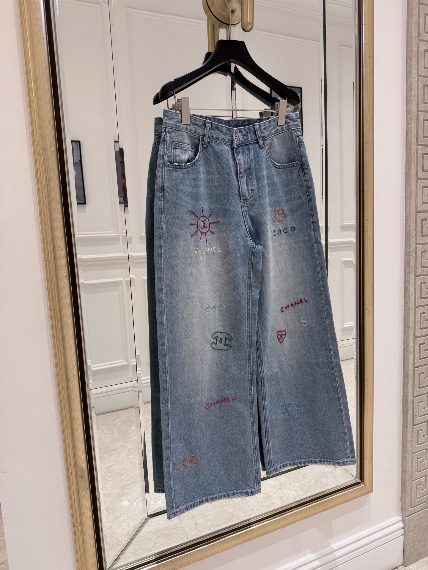 NO:829692,Cha* embroidered denim wide-leg pants Cha's light blue denim wide-leg pants are embellished with embroidery such as the sun, double C logo, COCO and other embroideries. They are retro and childlike. The high-waisted and loose version shows long legs and is super friendly to pear-shaped figures!  The denim is soft and thick, perfect for spring and autumn. Pair it with a sweater or shirt for daily use, and you can easily get a Korean-style atmosphere. It is fashionable and comfortable. It is a versatile item with both design and practicality!  SML.,Chanel-clothing,chanel,shirts,19860909Cha*刺绣牛仔阔腿裤 Cha这款浅蓝色牛仔阔腿裤,裤身点缀太阳、双C标志、COCO等刺绣,复古又童趣.高腰宽松版型,显腿长,对梨形身材超友好！牛仔布柔软有厚度,春秋穿刚刚好～日常搭配针织衫或衬衫,轻松get韩系氛围感,时髦又舒适,是设计感与实用性兼具的百搭单品！ SML.,香奈儿-服装,chanel,shirts,,Women's clothing