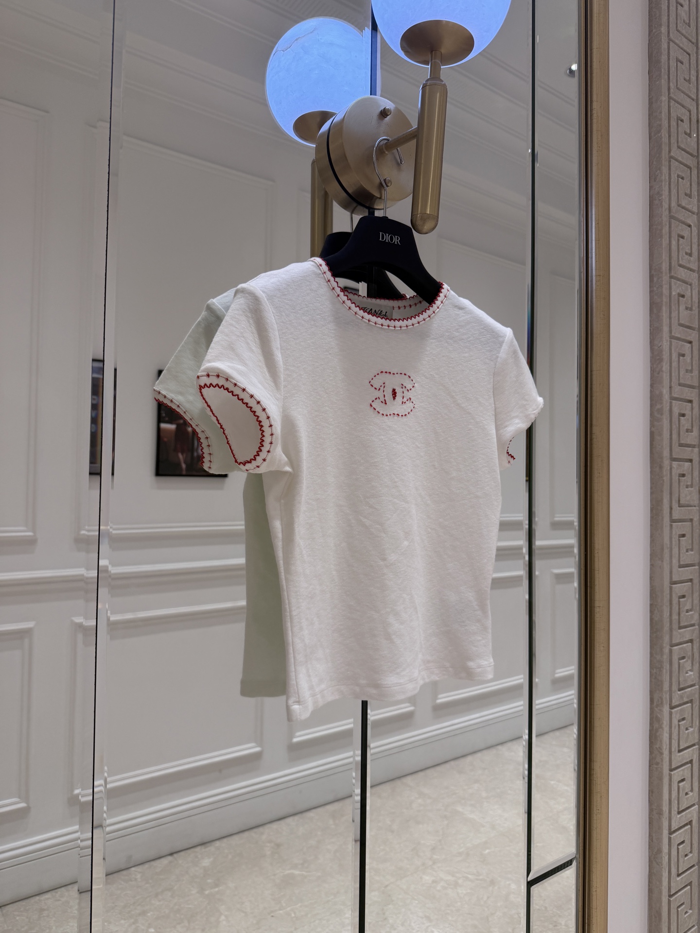 NO:829674,Cha White Embroidered Short Sleeve This white embroidered short sleeve is made of soft cotton fabric and is super comfortable to wear in summer!  The collar and cuffs are embroidered with red waves, and the details are full of the classic double C logo on the chest. The brand is highly recognizable. The overall design is simple and elegant, and can be easily worn in daily or luxury occasions. It looks great with jeans or skirts ~ SML., Chanel-clothing, chanel, skirts, jeans, T-shirt,19860909Cha白色刺绣短袖 这款白色刺绣短袖,采用柔软棉质面料,夏天穿超舒服！领口和袖口红色波浪刺绣,细节满分胸前经典双C标志,品牌辨识度超高.整体简约优雅,日常或轻奢场合都能轻松驾驭,搭配牛仔裤或半裙都很出彩～ SML.,香奈儿-服装,chanel,skirts,jeans,T-shirt,,Women's clothing