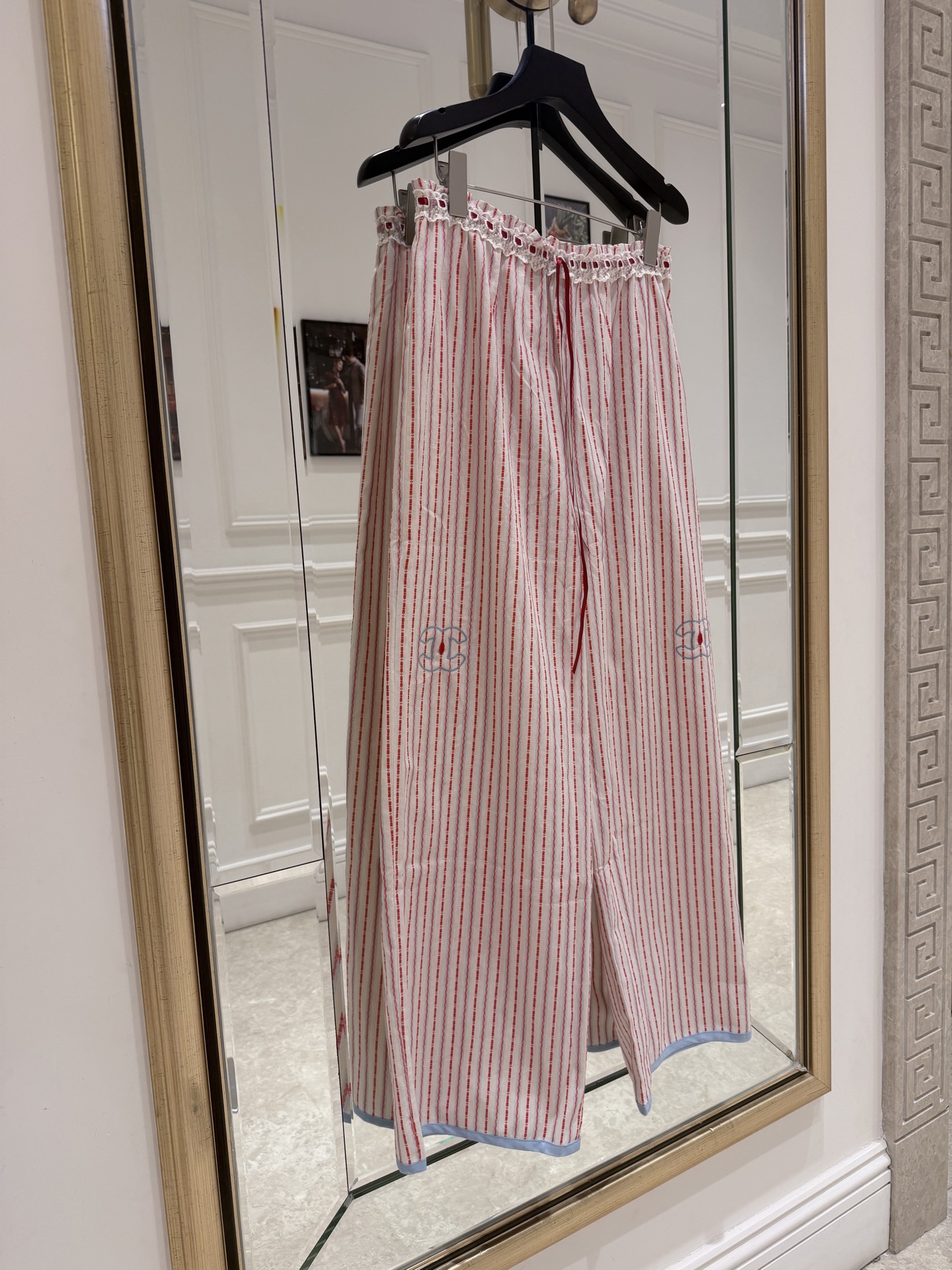 NO:829665,Cha* pink and white striped lace wide-leg pants, pink and white vertical striped wide-leg pants, high-waisted elastic design, with white lace, sweet and comfortable. The loose pants are super slim, super friendly to the figure, and can easily cover the flesh. The fabric is light and breathable, super refreshing to wear in summer, and can be easily paired with a T-shirt or suspenders for daily outings and vacations. It has a full Korean casual feel!  SML.,Chanel-clothing,chanel,tees,t-shirt,19860909Cha*粉白条纹蕾丝阔腿裤 粉白竖条纹阔腿裤,高腰松紧设计,配白色蕾丝花边,甜美又舒适.宽松裤型超显瘦,对身材超友好,轻松遮住小肉肉.面料轻薄透气,夏天穿超清爽,日常出街、度假都能轻松搭配T恤或吊带,韩系休闲感满满！ SML.,香奈儿-服装,chanel,tees，t-shirt,,Women's clothing