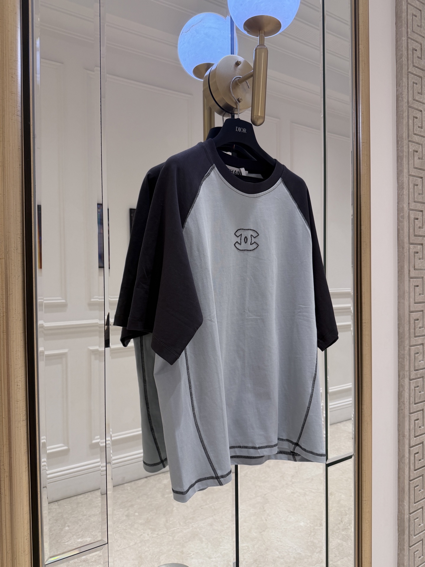 NO:829655,Cha* splicing T-shirt has a classic round neck design, gray body + dark sleeves, simple and recognizable. The word 'CHANEL' and the double C logo on the back are low-key and luxurious. The cotton fabric is soft and breathable, super comfortable for daily wear. The loose fit is OK with jeans or casual pants, and it is easy to create a fashionable and casual style. It can be easily controlled whether it is a daily outing or a light sports scene!  SML.,Chanel-clothing,chanel,chanel,jeans,tees,t-shirt,19860909Cha*拼接T恤 经典圆领设计,灰色主体+深色袖子,简约又有辨识度.背部“CHANEL”字样和双C标志,低调奢华.棉质面料柔软透气,日常穿着超舒适.宽松版型,搭配牛仔裤或休闲裤都很OK,轻松打造时尚休闲风.无论日常出街还是轻运动场景,都能轻松驾驭！ SML.,香奈儿-服装,chanel,chanel,jeans,tees，t-shirt,,Women's clothing