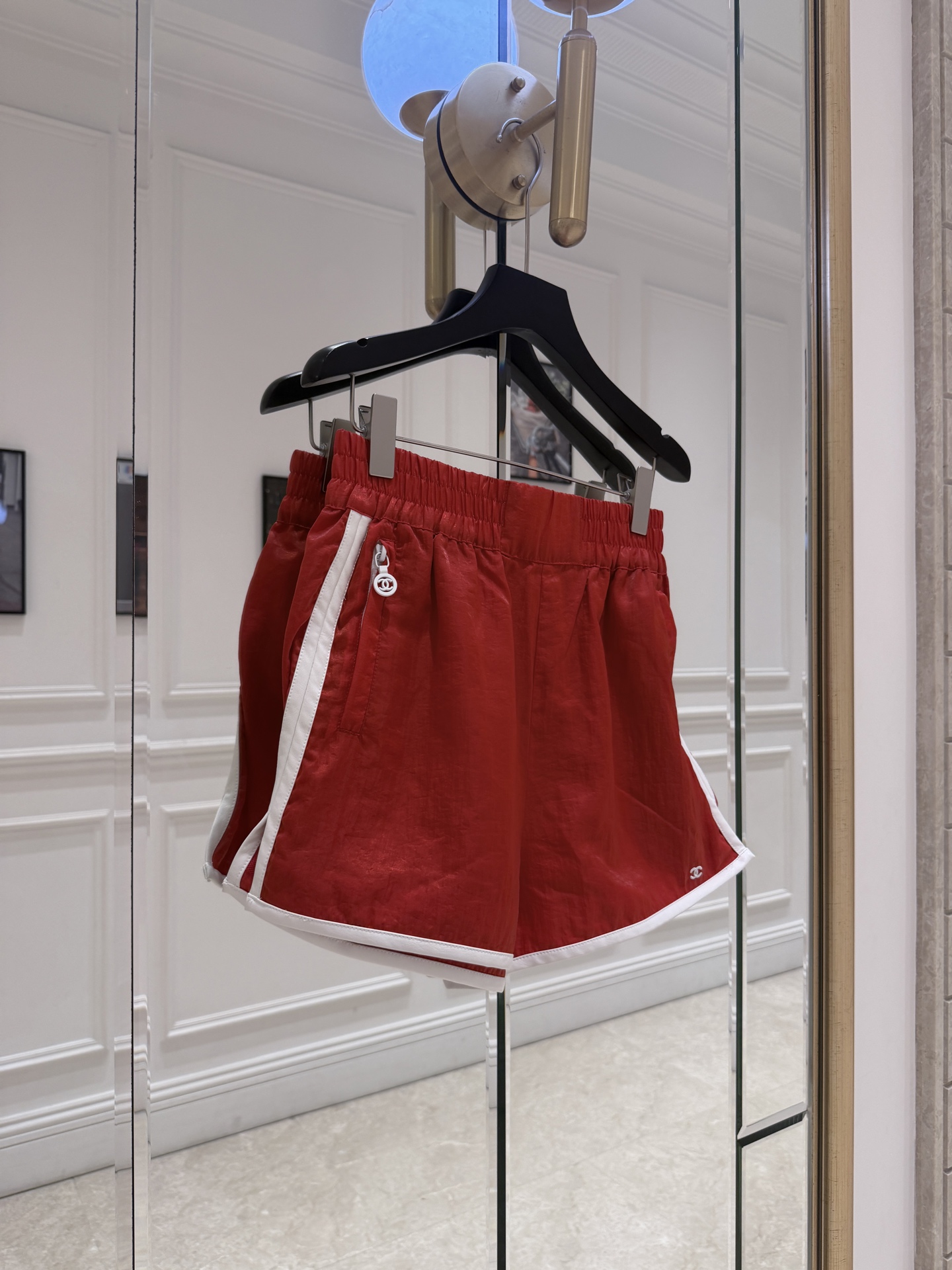 NO:829636,Cha*Coco Beach red sports suit. Red sports suit, including sleeveless hooded vest + shorts. The light fabric is perfect for summer!  Red and white contrasting colors + double C logo, perfect for recognition. The zipper design of the vest is easy to put on and take off, and the shorts are elasticated at the waist, comfortable and fashionable. The overall American hot girl style can be easily worn on vacation, daily, and on the street. Wear it casually and you will have a high street atmosphere!  SML shorts,Chanel-clothing,chanel,shorts,hats,19860909Cha*Coco Beach红色运动套装 红色运动套装,包含无袖连帽马甲+短裤,轻薄面料超适合夏天！红白撞色+双C标志,辨识度满分.马甲拉链设计,穿脱方便,短裤松紧腰,舒适又时髦.整体美式辣妹风,度假、日常、街头都能轻松驾驭,随手一穿就是高街氛围感！ SML 短裤,香奈儿-服装,chanel,shorts,hats,,Women's clothing