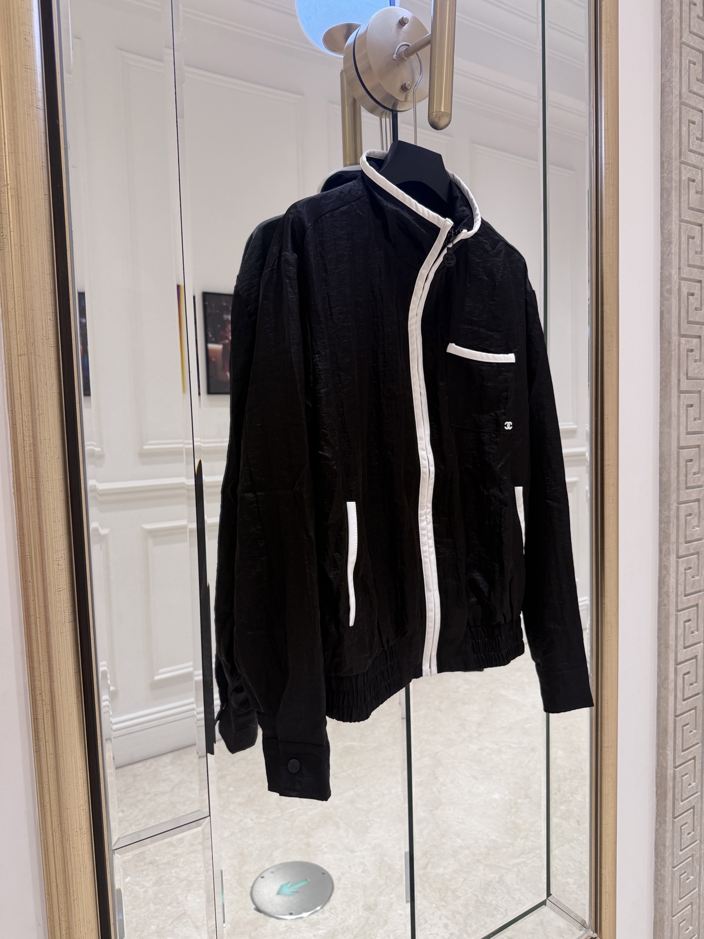 NO:829613,Cha* 26M Coco Beach black jacket Cha 26M Coco Beach black jacket, black and white contrasting design is super classic, light and breathable fabric + white sheepskin piping, low-key double C logo is very recognizable. Inspired by the coast of South France, it can be easily used in daily life, vacation, and at the beach, and it has a perfect lazy and relaxing atmosphere!  It looks great with trousers or skirts. It is a must-have and versatile item for the spring and summer wardrobe~ SML, Chanel-clothing, chanel, skirts, jackets & coats, sheepskin,19860909Cha* 26M Coco Beach黑色外套 Cha 26M Coco Beach黑色外套,黑白撞色设计超经典,轻薄透气面料+白色羊皮滚边,低调双C标志超有辨识度.灵感来自南法海岸,日常、度假、海边都能轻松驾驭,慵懒松弛氛围感满分！搭配中裤或裙装都很出彩,是春夏衣橱必备百搭单品～ SML,香奈儿-服装,chanel,skirts,jackets & coats,sheepskin,,Women's clothing