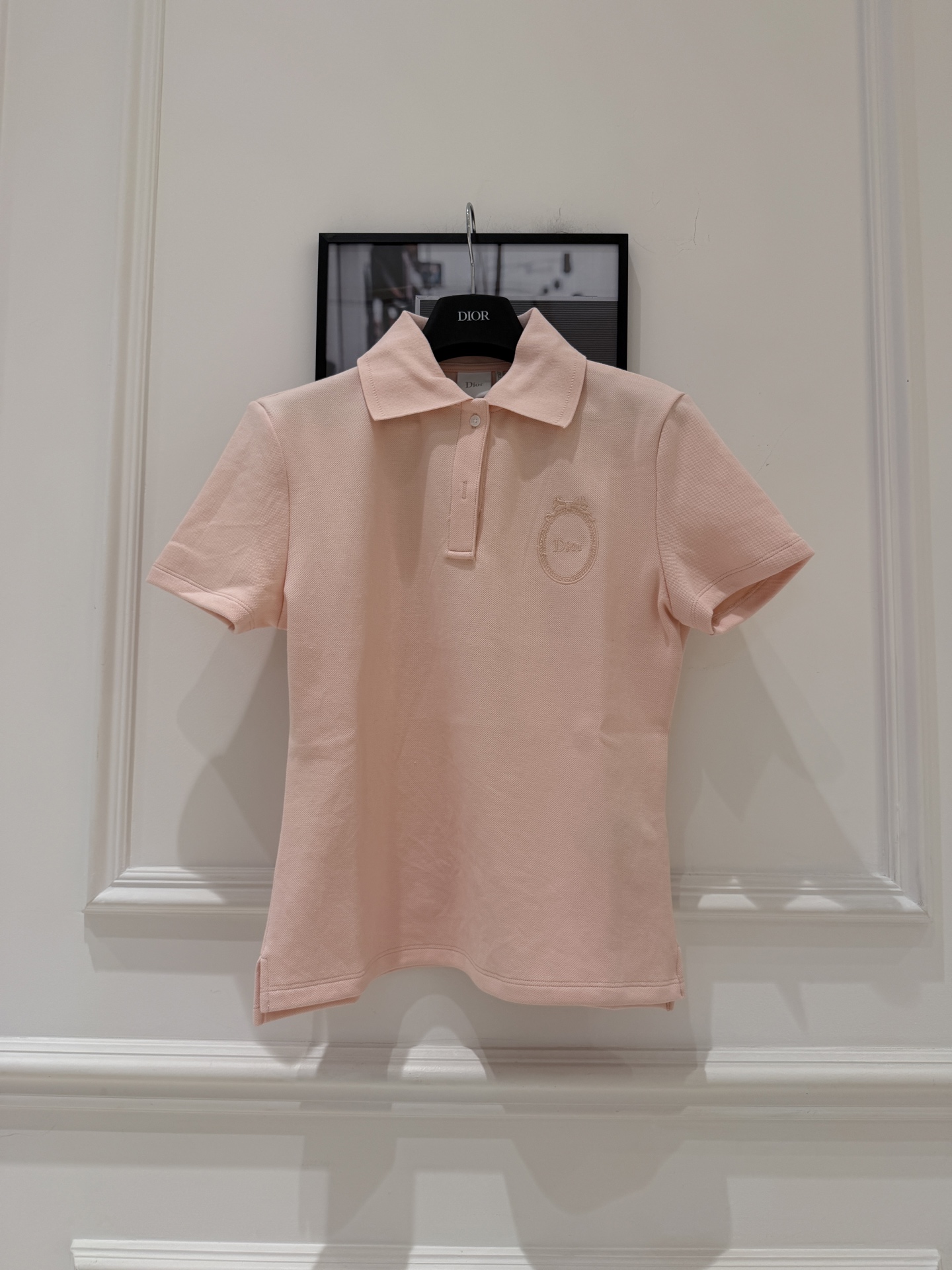 NO:853027,Dior Pink Polo Shirt Dior's pink Polo shirt is made of soft knitted fabric, comfortable and breathable, a must-have in summer!  Low saturation pink + logo embroidered on the chest, elegant and recognizable. The slim fit with straight shoulders makes it slimmer and not flattering on the figure. It can be easily used for commuting, dating and daily life. Paired with white shorts or jeans, it is full of freshness and vitality. It is a versatile artifact in the summer wardrobe!  SML.,Dior-clothing,dior,dior,shorts,jeans,19860909Dior粉色Polo衫 Dior这款粉色Polo衫,选用柔软针织面料,穿着舒适透气,夏天必备！低饱和粉色+胸前刺绣Logo,优雅又有辨识度.正肩修身版型,显瘦不挑身材,通勤、约会、日常都能轻松驾驭.搭配白色短裤或牛仔裤,清新活力感满分,是夏季衣橱里的百搭神器！ SML.,迪奥-服装,dior,dior,shorts,jeans,,Women's clothing