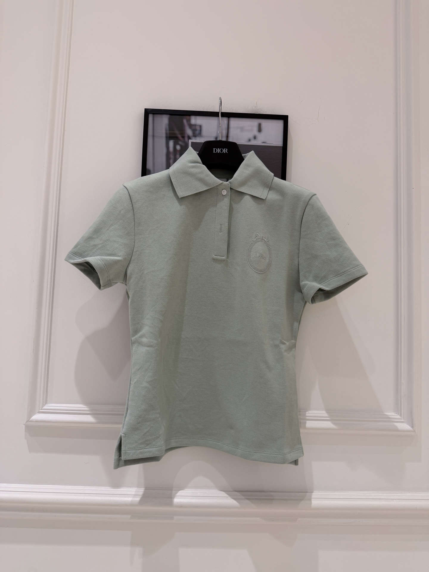 NO:853017,Dior 2026 Spring and Summer Mint Green Polo Shirt Dior 2026 Spring and Summer Series Mint Green Polo Shirt, simple design + high-quality cotton, soft and breathable, perfect for summer!  The brand embroidery on the chest is very recognizable, and the classic lapel + two buttons can be easily worn in both formal and casual styles. The mint green is fresh and elegant, and paired with white or light-colored bottoms, it is OK for commuting, vacation, and daily life!  Jonathan Anderson's first show continues Dior's exquisite craftsmanship, but also incorporates a modern casual feel, fashionable and practical ~ SML., Dior-clothing, dior, dior,19860909Dior 2026春夏薄荷绿Polo衫 Dior 2026春夏系列薄荷绿Polo衫,简约设计+高品质棉质,柔软透气超适合夏天！胸前品牌刺绣超有辨识度,经典翻领+两粒扣,正式休闲都能轻松驾驭.薄荷绿清新优雅,搭配白色或浅色下装,通勤、度假、日常都OK！Jonathan Anderson首秀,延续Dior精致工艺,又融入现代休闲感,时髦又实用～ SML.,迪奥-服装,dior,dior,,Women's clothing