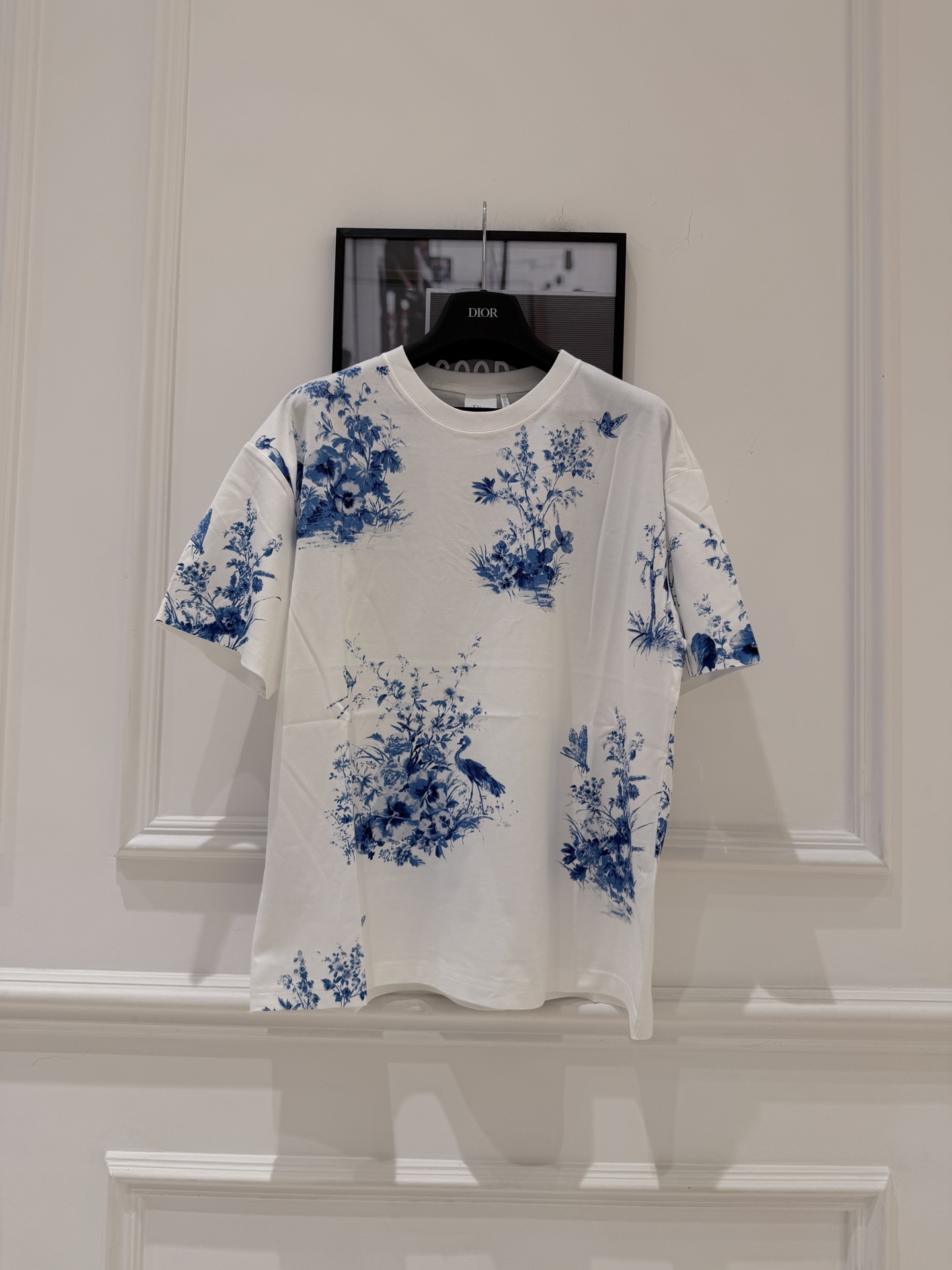 NO:853034,Dior blue and white printed T-shirt Dior blue and white printed T-shirt, white base with blue flowers, inspired by blue and white porcelain, full of artistic sense. High-quality cotton material, soft and breathable, super comfortable to wear in summer!  The round neck and loose fit can be easily used for daily commuting or leisure, and it looks great paired with jeans or skirts. The printing process is exquisite, and the details must be paid attention to. The price is about RMB 1,000, and it is a high-end fashion item. Sisters who like exquisite life, don’t miss it!  SML.28077,Dior-clothing,dior,dior,skirts,jeans,tees,t-shirt,19860909Dior蓝白印花T恤 Dior蓝白印花T恤,白色底配蓝色花卉,灵感来自青花瓷,艺术感满满.高品质棉料,柔软透气,夏天穿超舒服！圆领宽松版型,日常通勤或休闲都能轻松驾驭,搭配牛仔裤或半裙都很出彩.印花工艺精致,细节控必入,售价约元,属于高端时尚单品,喜欢精致生活的姐妹别错过啦！ SML.28077,迪奥-服装,dior,dior,skirts,jeans,tees，t-shirt,,Women's clothing
