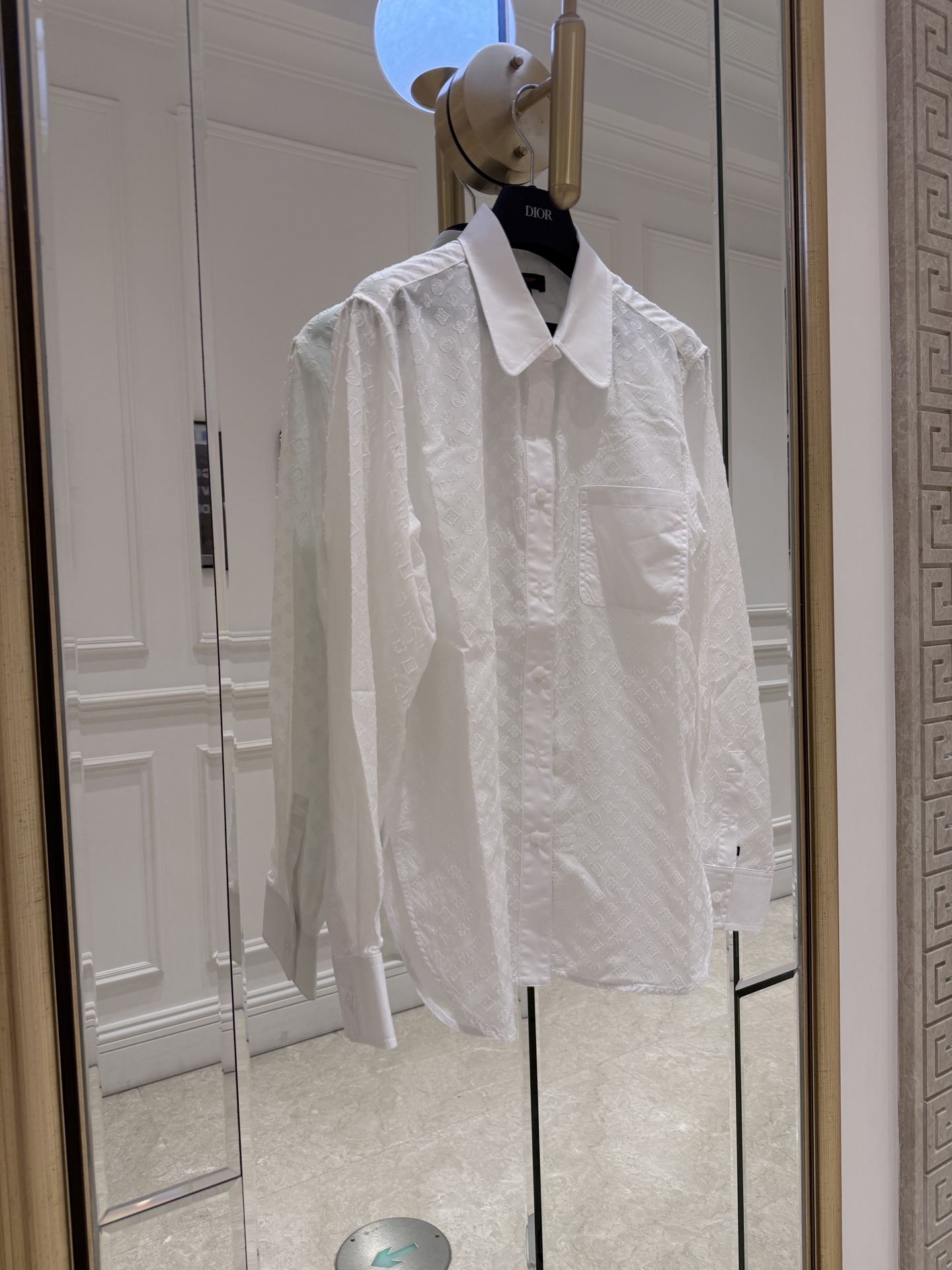 NO:853043,LV nautical series white presbyopic shirt LV nautical series white presbyopic shirt, classic Monogram pattern, light and breathable fabric, super comfortable to wear in spring and summer!  Slightly see-through design + white lapels and cuffs, perfect details. Front buttons + pockets, practical and fashionable, adjustable waist straps, looks great with high-waisted shorts or skirts ~ Inspired by nautical style, can be easily managed for commuting, vacation, and dating, elegant and casual, with both LV quality and design, a must-buy for fashion lovers!  SML.,Louis Vuitton-clothing,louis vuitton,louis vuitton,skirts,shorts,shirts,19860909LV航海系列白色老花衬衫 LV航海系列白色老花衬衫,经典Monogram图案,轻薄透气面料,春夏穿超舒服！微透视设计+白色翻领和袖口,细节满分.前襟纽扣+口袋,实用又时髦,腰部系带可调节,搭配高腰短裤或半裙都很出彩～航海风格灵感,通勤、度假、约会都能轻松驾驭,优雅又休闲,LV品质与设计感兼具,时尚爱好者必入！ SML.,路易威登-服装,louis vuitton,louis vuitton,skirts,shorts,shirts,,Women's clothing